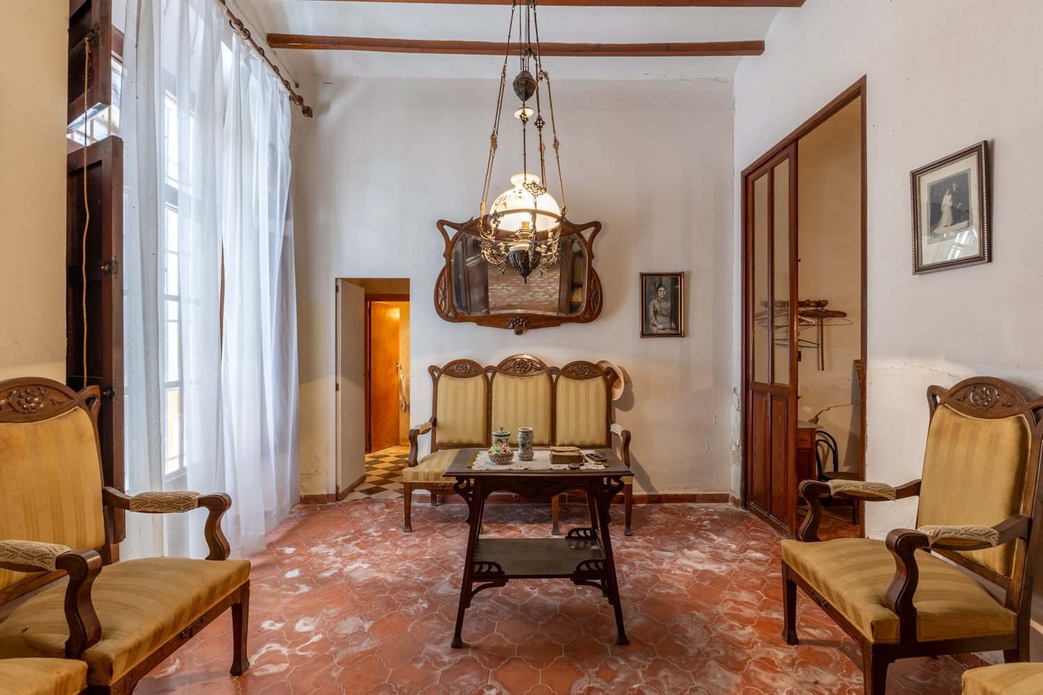 Manorial Heritage: 1930 historic house with private courtyard and unique architectural potential
