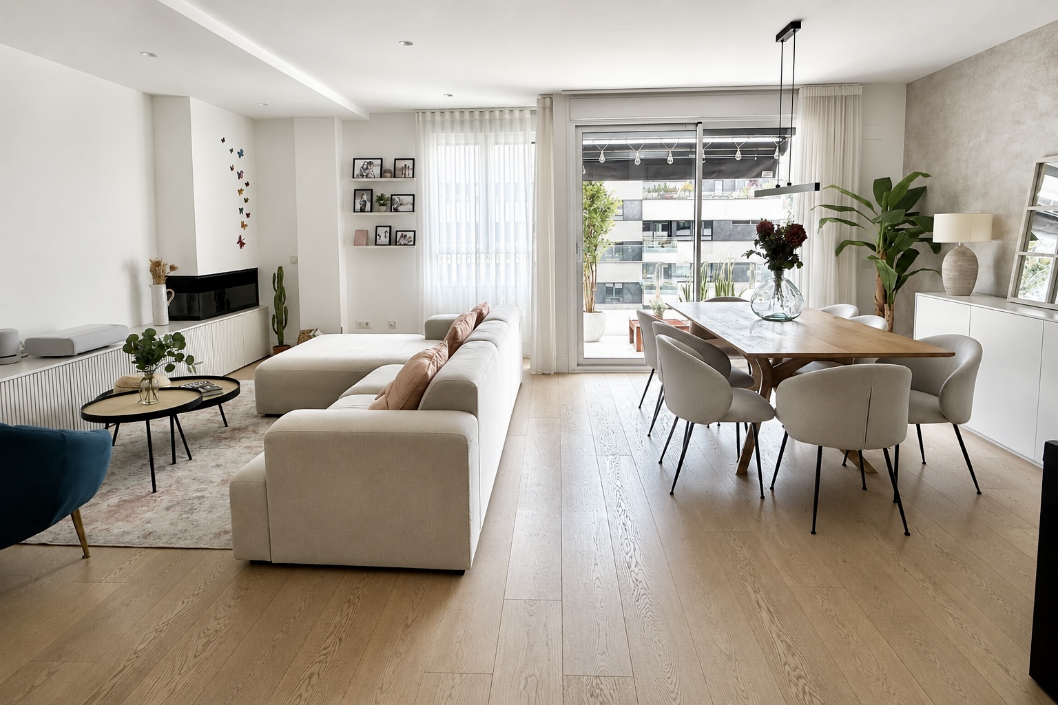 Furnished apartment with storage room, pool, gym and optional parking. 24-hour concierge.