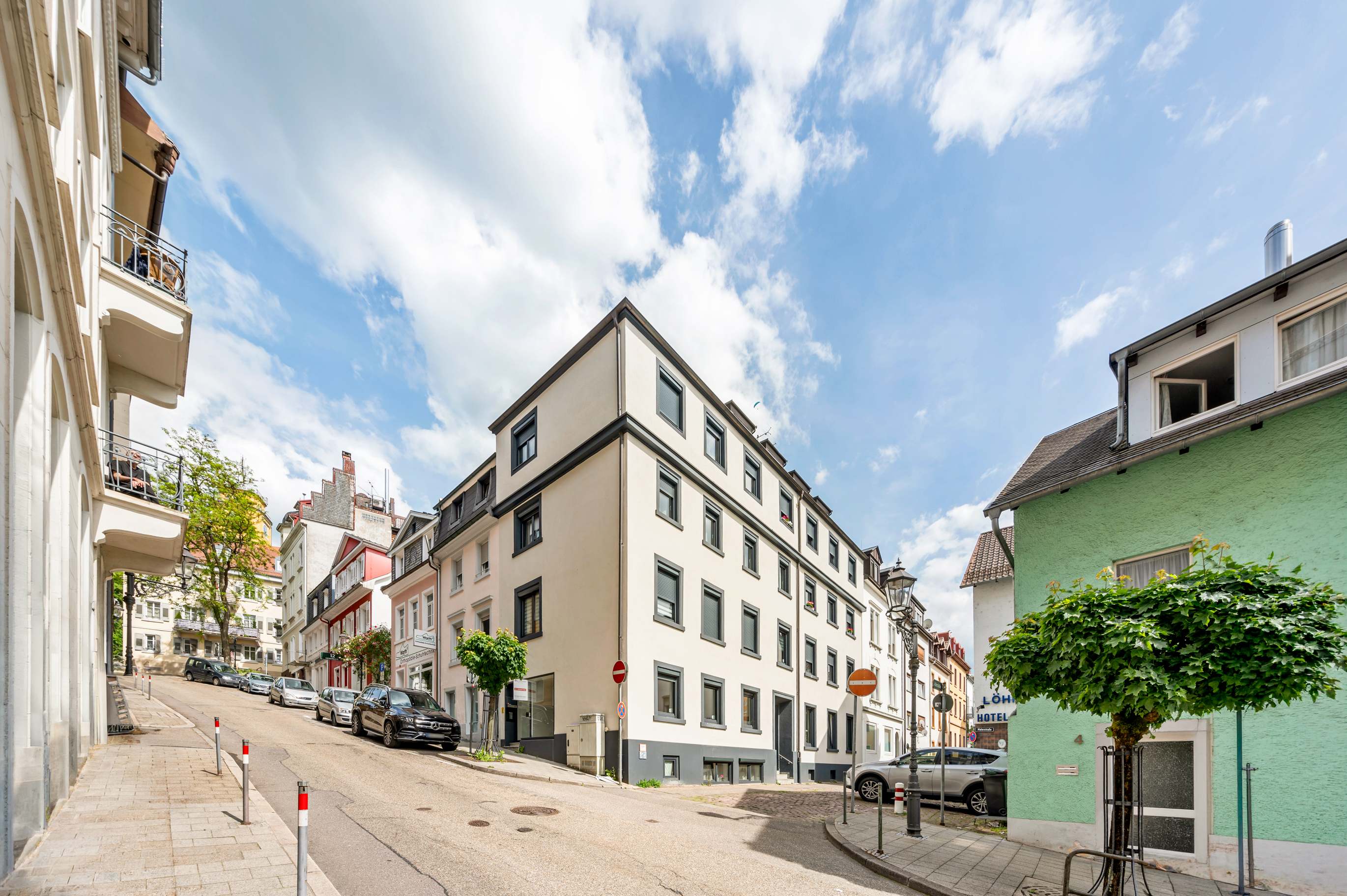 Helle Gewerbefläche mit großer Fensterfront in zentraler Lage von Baden-Baden