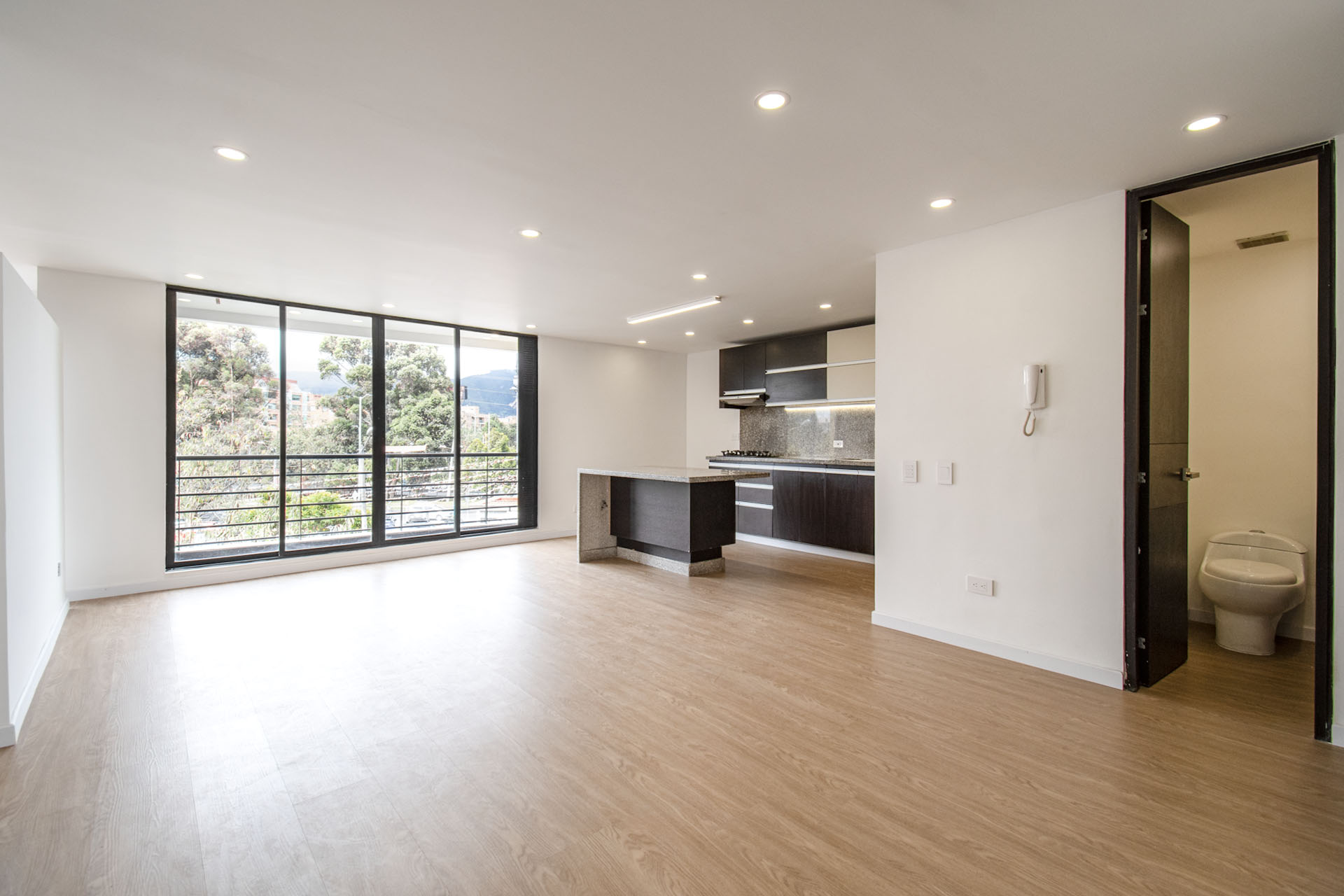 Moderno apartamento con balcón para venta Alhambra