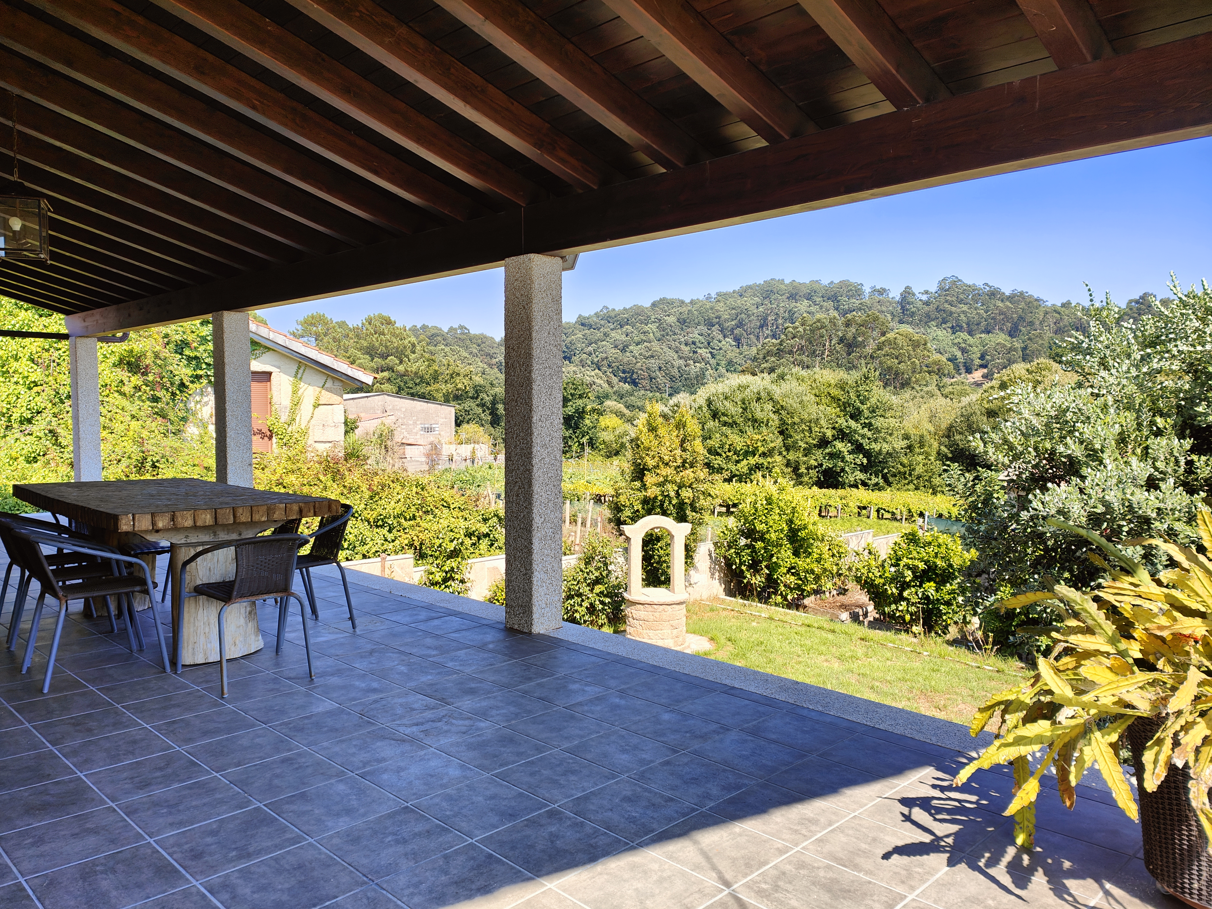 Casa de 5 dormitorios con terraza y jardín en Cangas