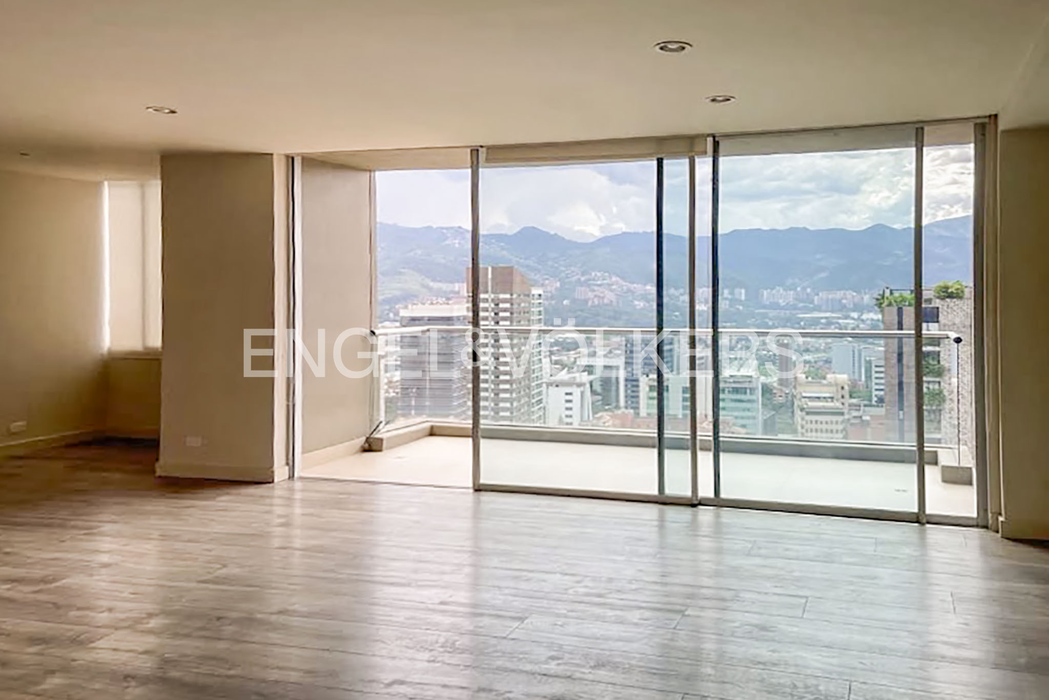 Apartamento con balcón para arriendo en Alejandría, El Poblado