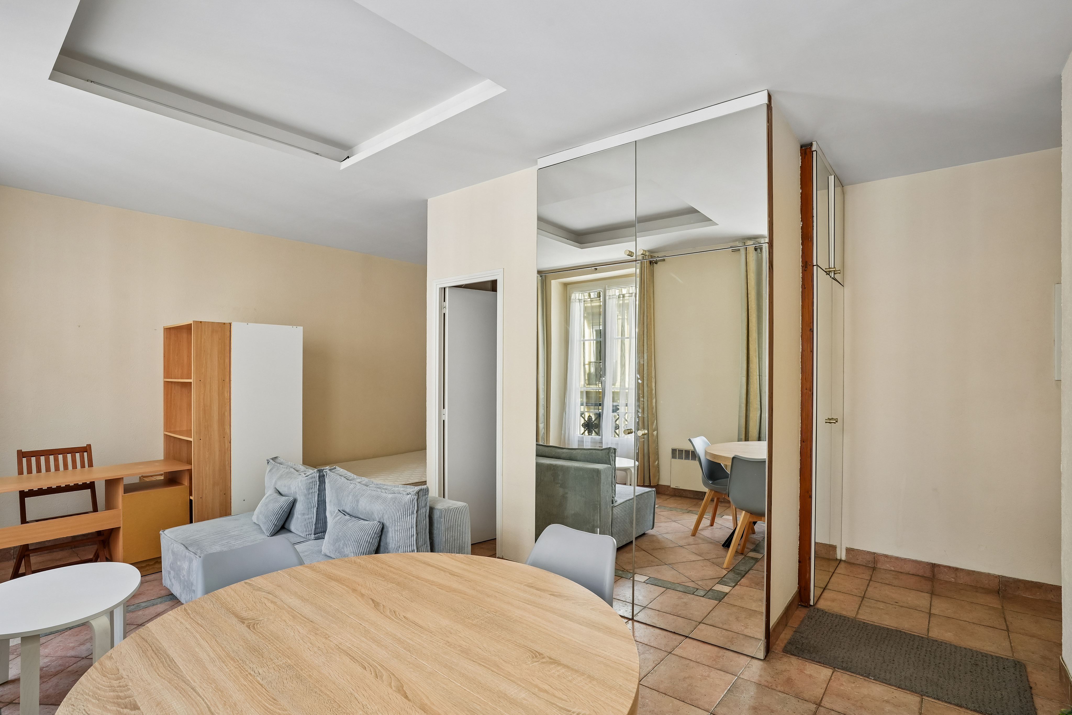 Paris 9th—Saint-Georges district—30 m² studio, 3rd floor facing the street