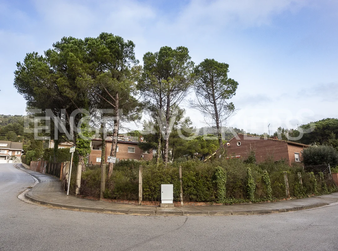 Magnificient corner land in the residential area of Begues