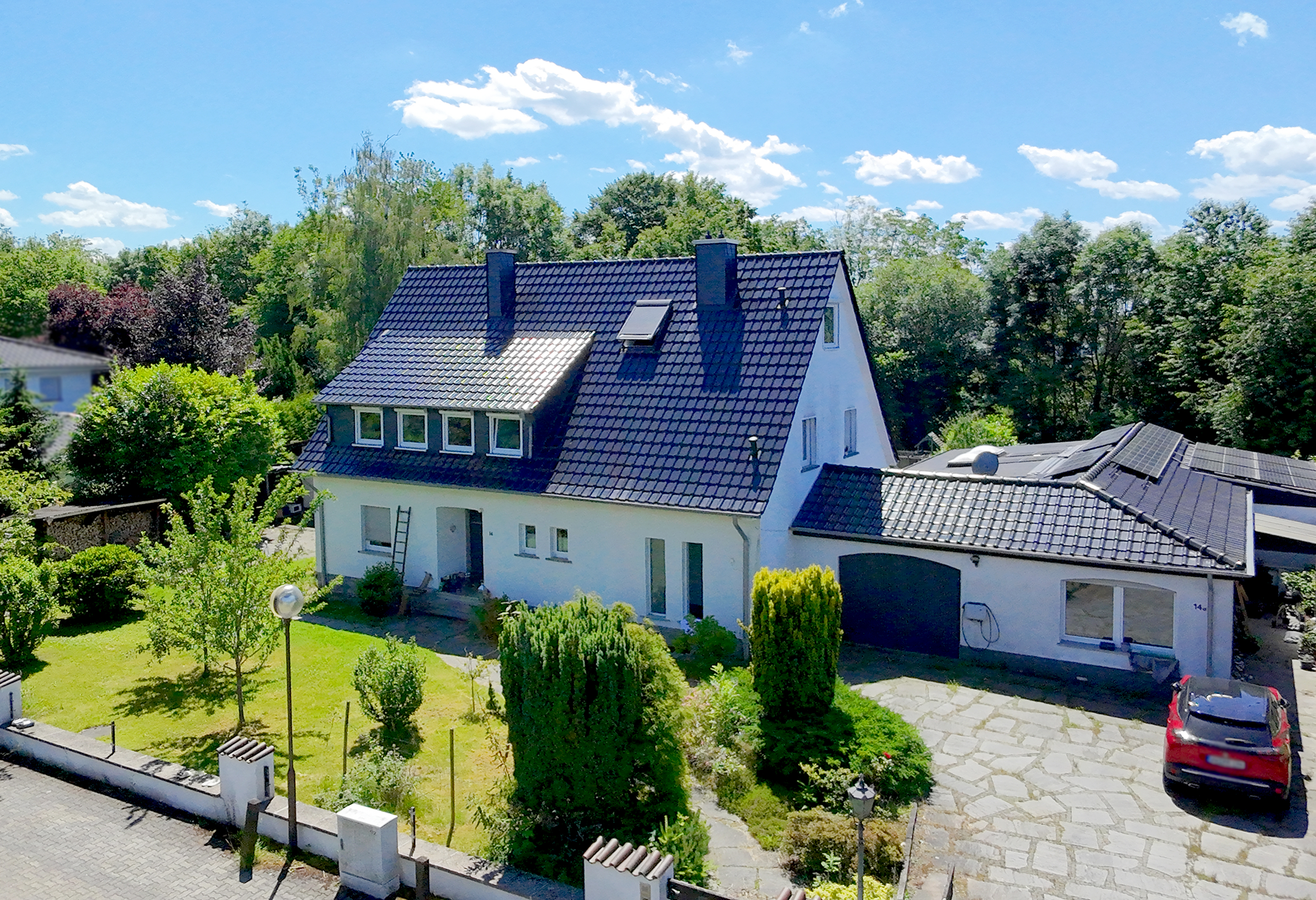 Teilmodernisiertes Einfamilienhaus mit Einliegeranbau