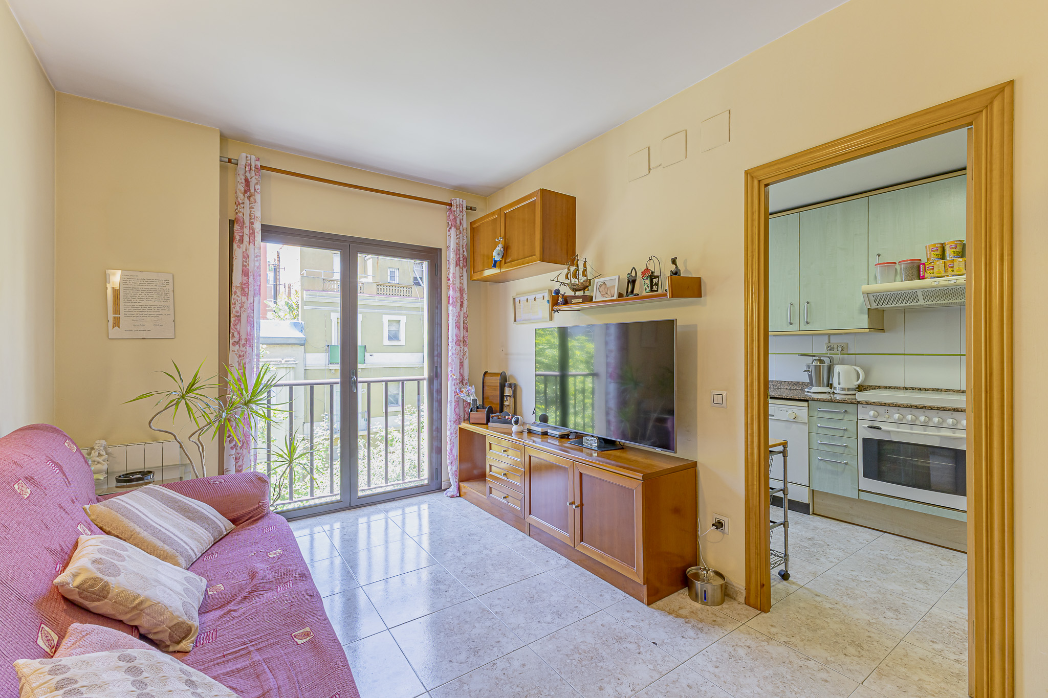 Discover an elegant apartment next to the Sagrada Familia, with natural light and year-round comfort