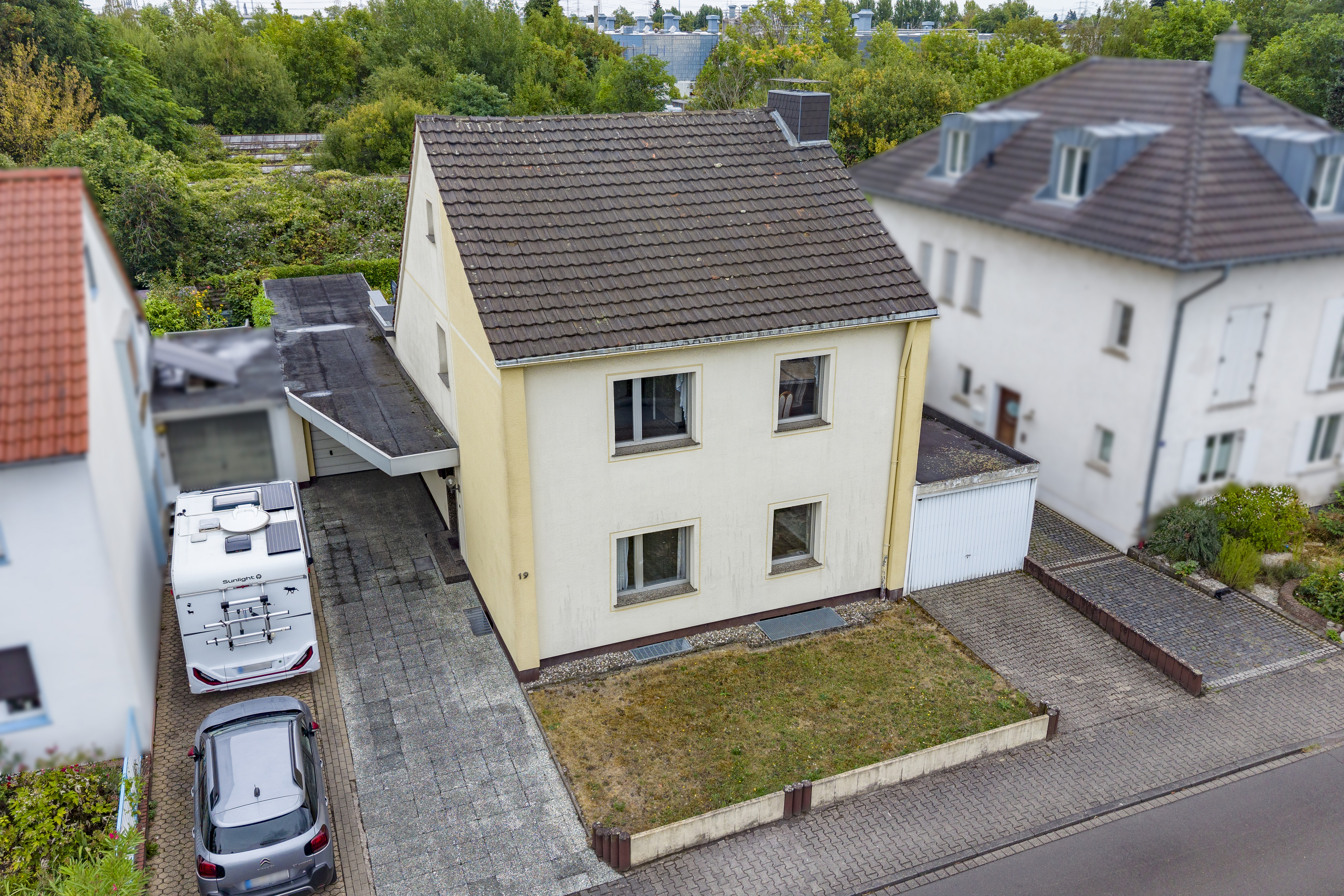 Generous potential in Brühl: Versatile single- or two-family home with a beautiful garden and spacious garages