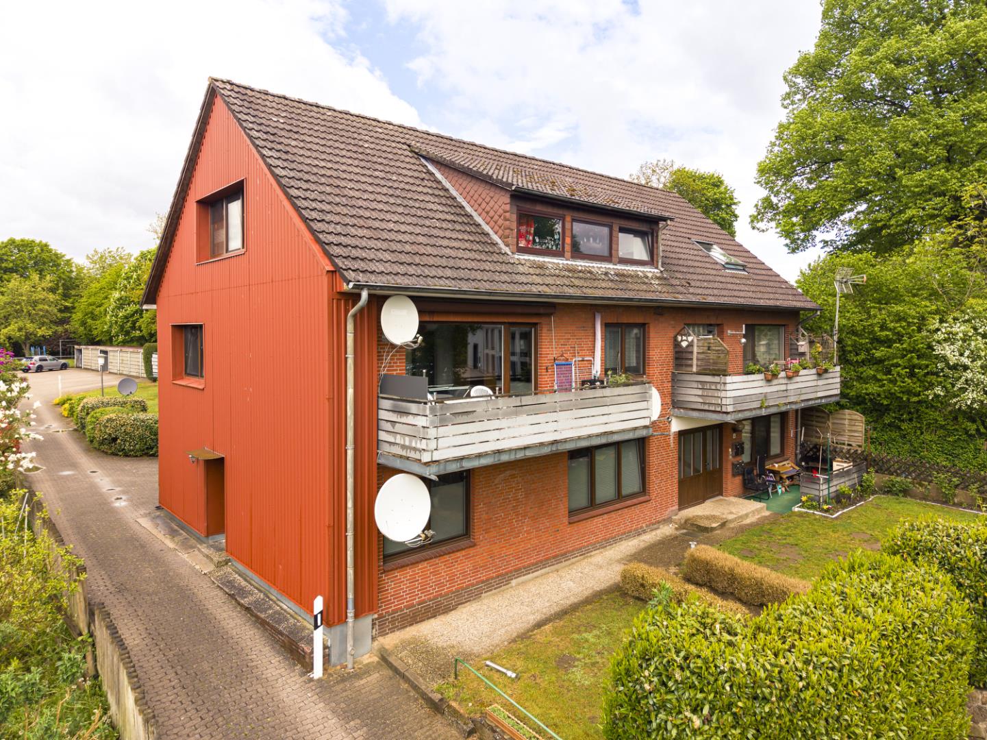 Mehrfamilienhaus mit großzügigem Gartengrundstück und Parkplätzen