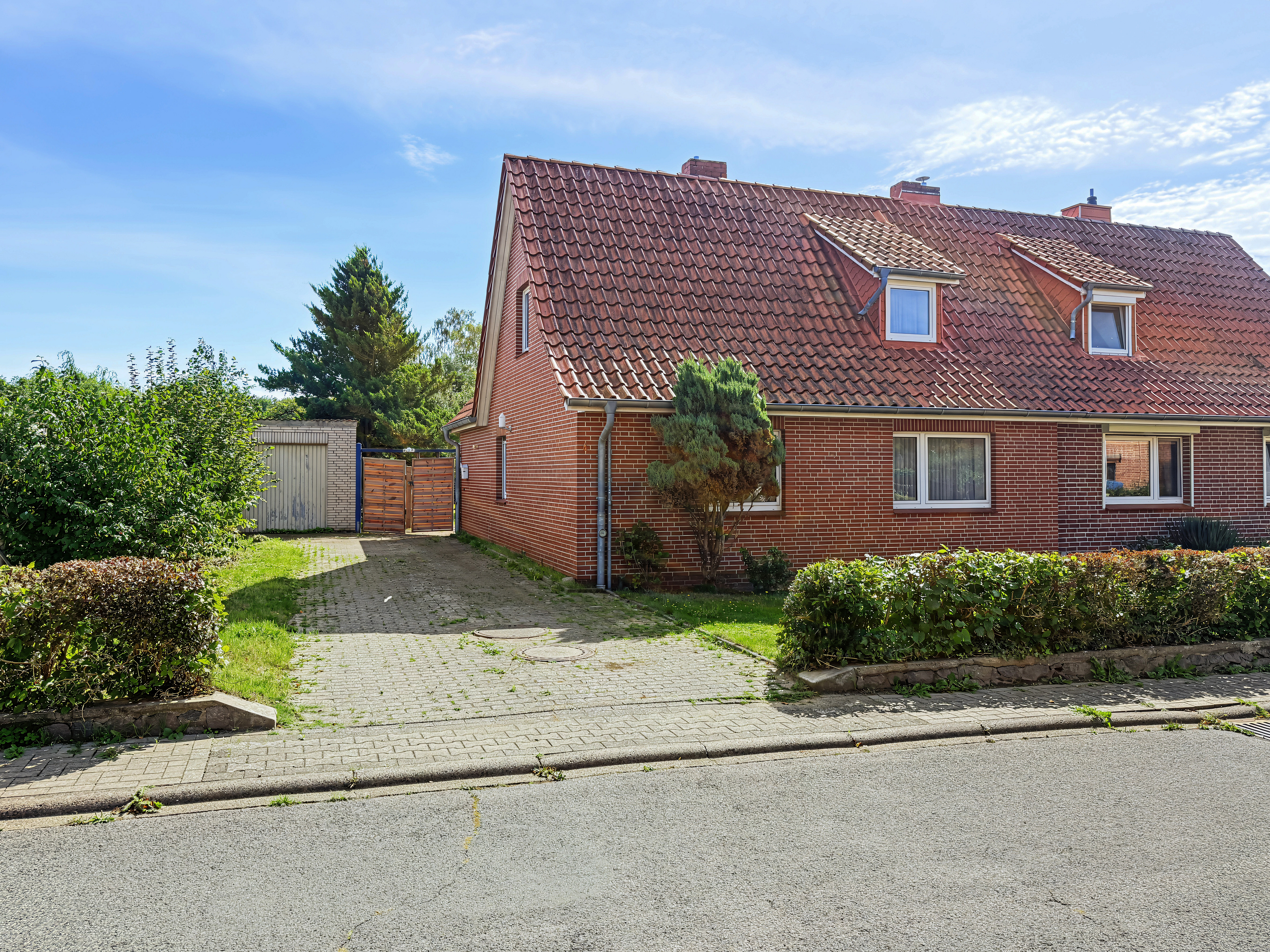 Doppelhaushälfte mit großzügigem Garten, Garage und Stallgebäude
