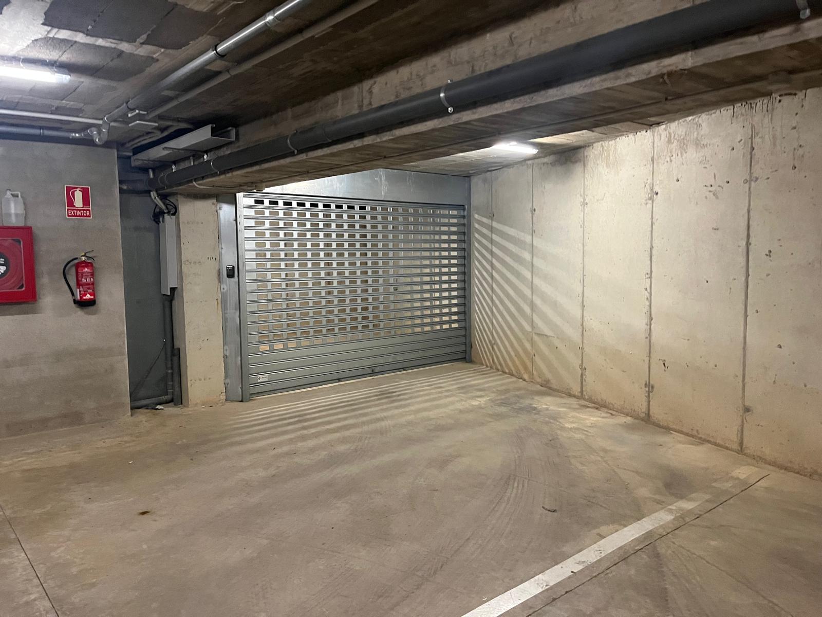 Gran plaza de parking con puerta privada en la entrada de Cadaqués