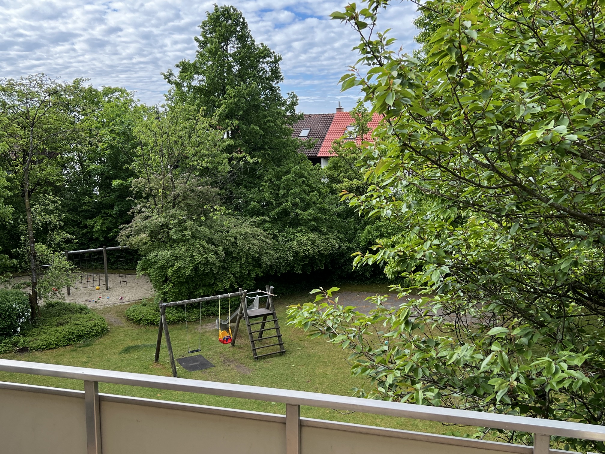Nicely laid-out 2.5-room apartment with south-facing balcony, green views, and near historic Pfanzeltplatz in Old Perlach
