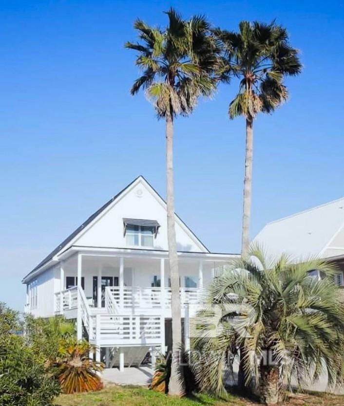 Coastal Waterfront Retreat in Lagoon Pass