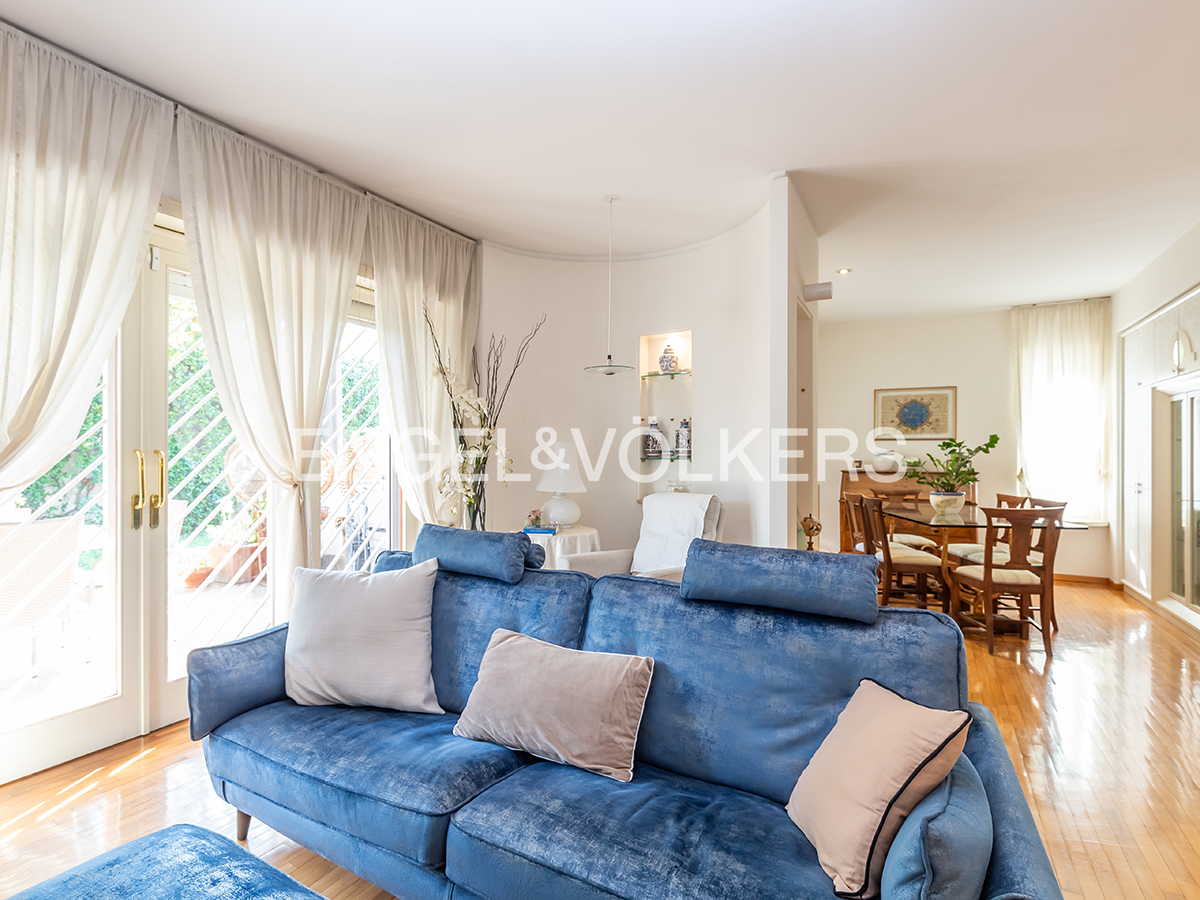 Four-level villa with garden and terrace in Torrino