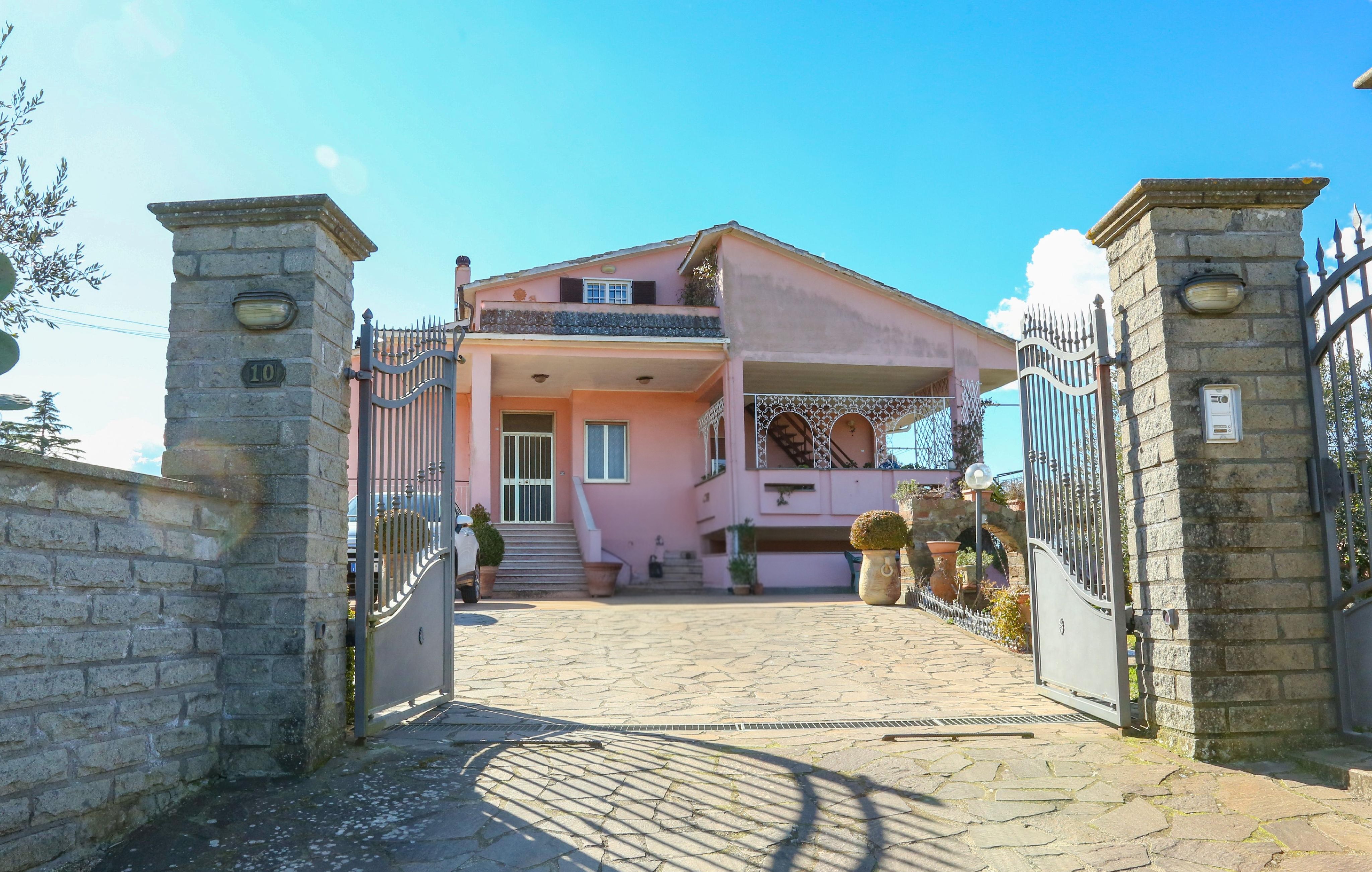 Three-family villa in beautiful Vetralla