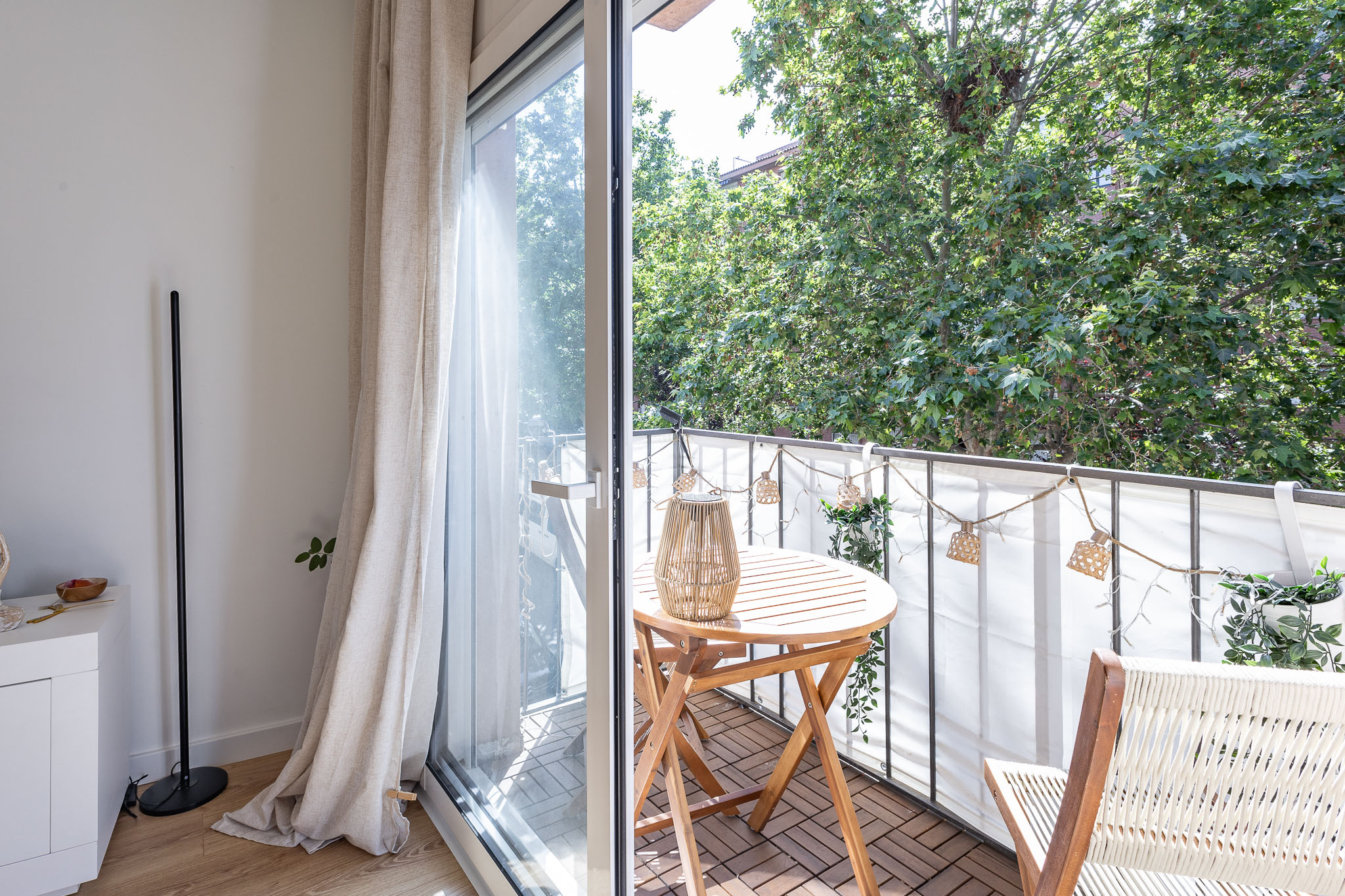Bright Renovated 2nd-Floor Apartment without Elevator: Sun & Design in South Cerdanyola