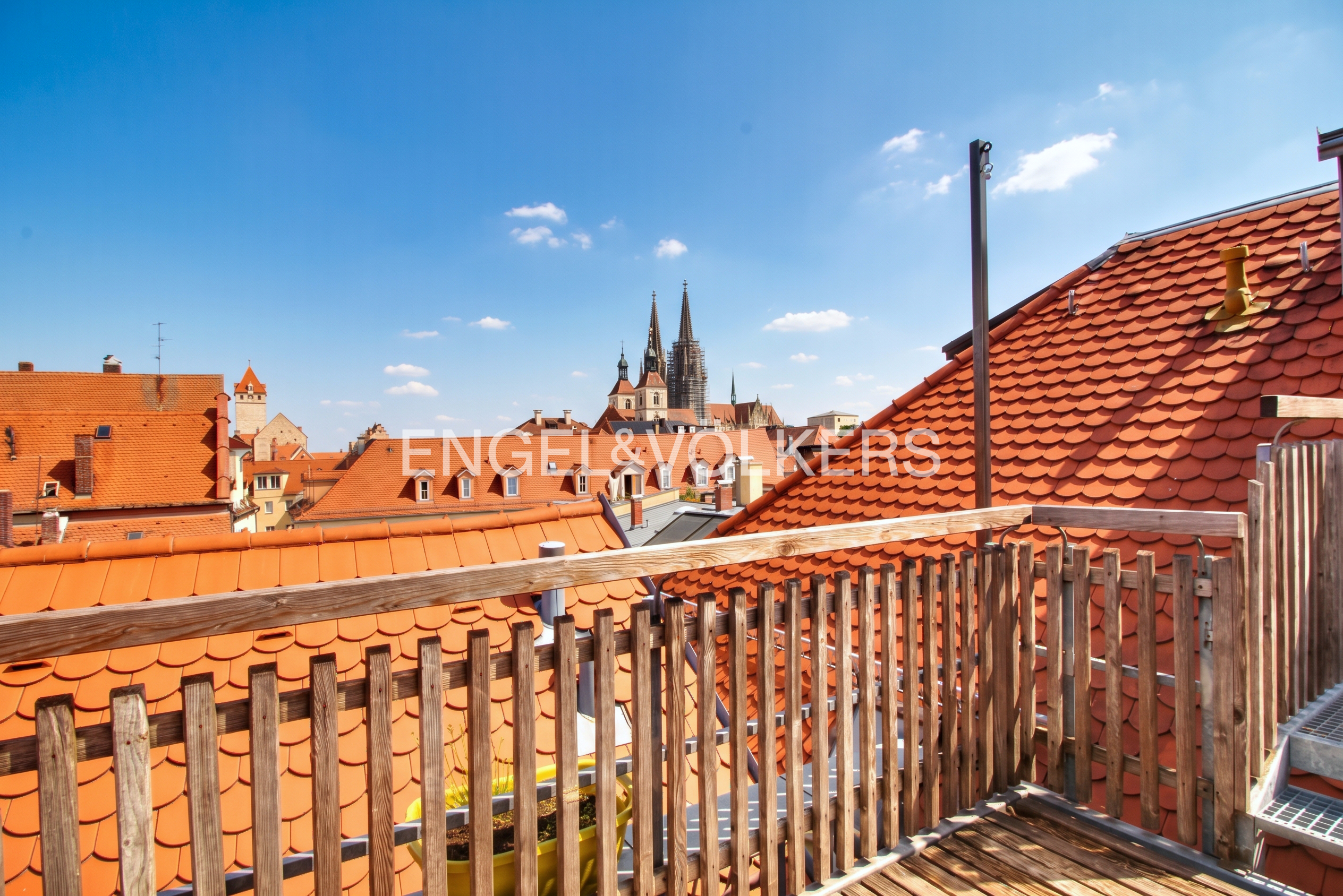 Über den Dächern Regensburgs: Lichtdurchflutete Maisonette mit Domblick und Dachterrasse