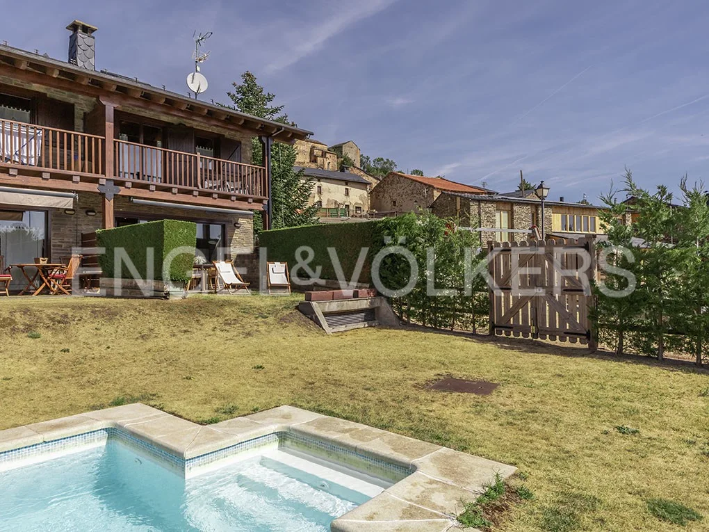 House with pool and views in Cortàs