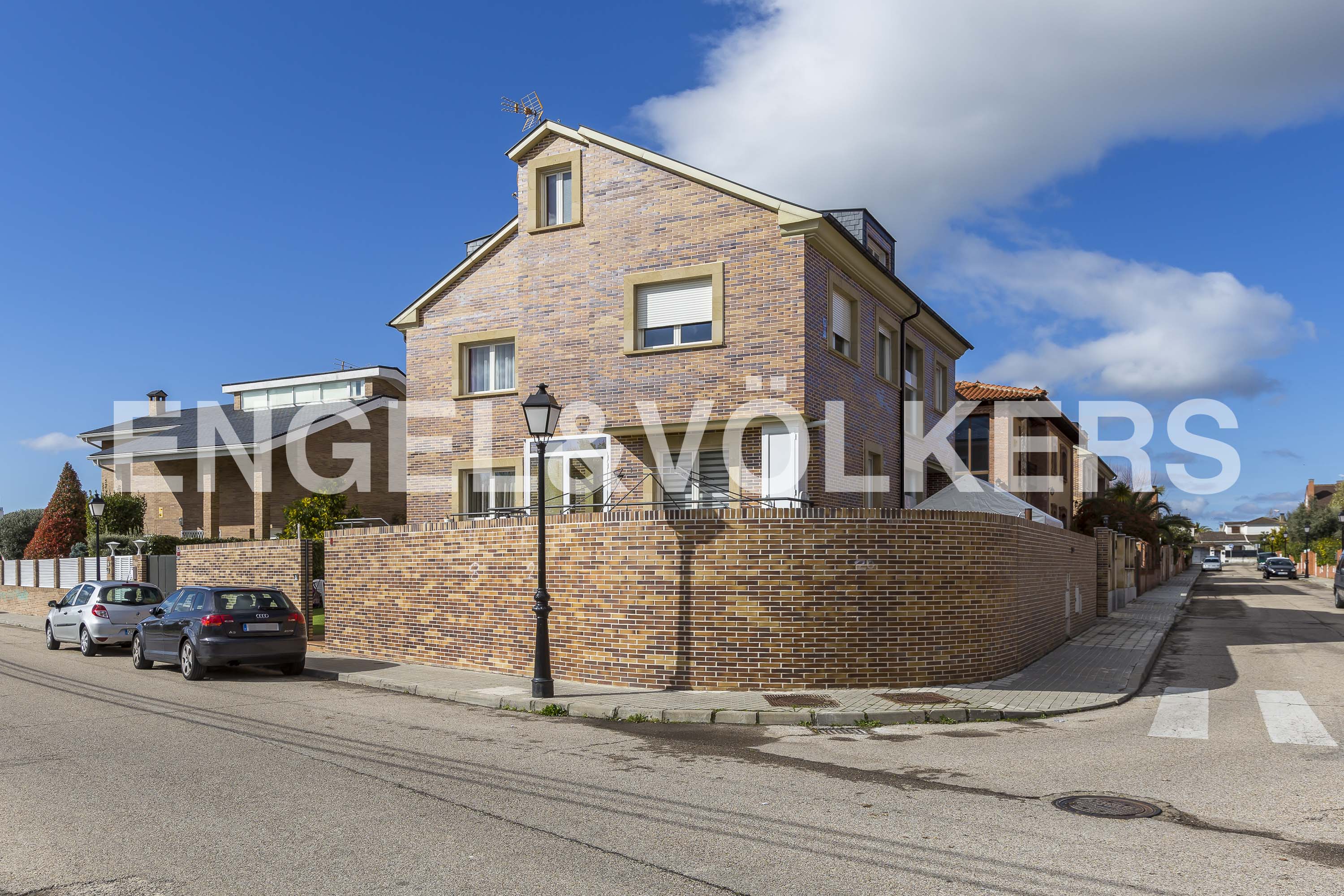 Spacious and modern townhouse with private pool for rent