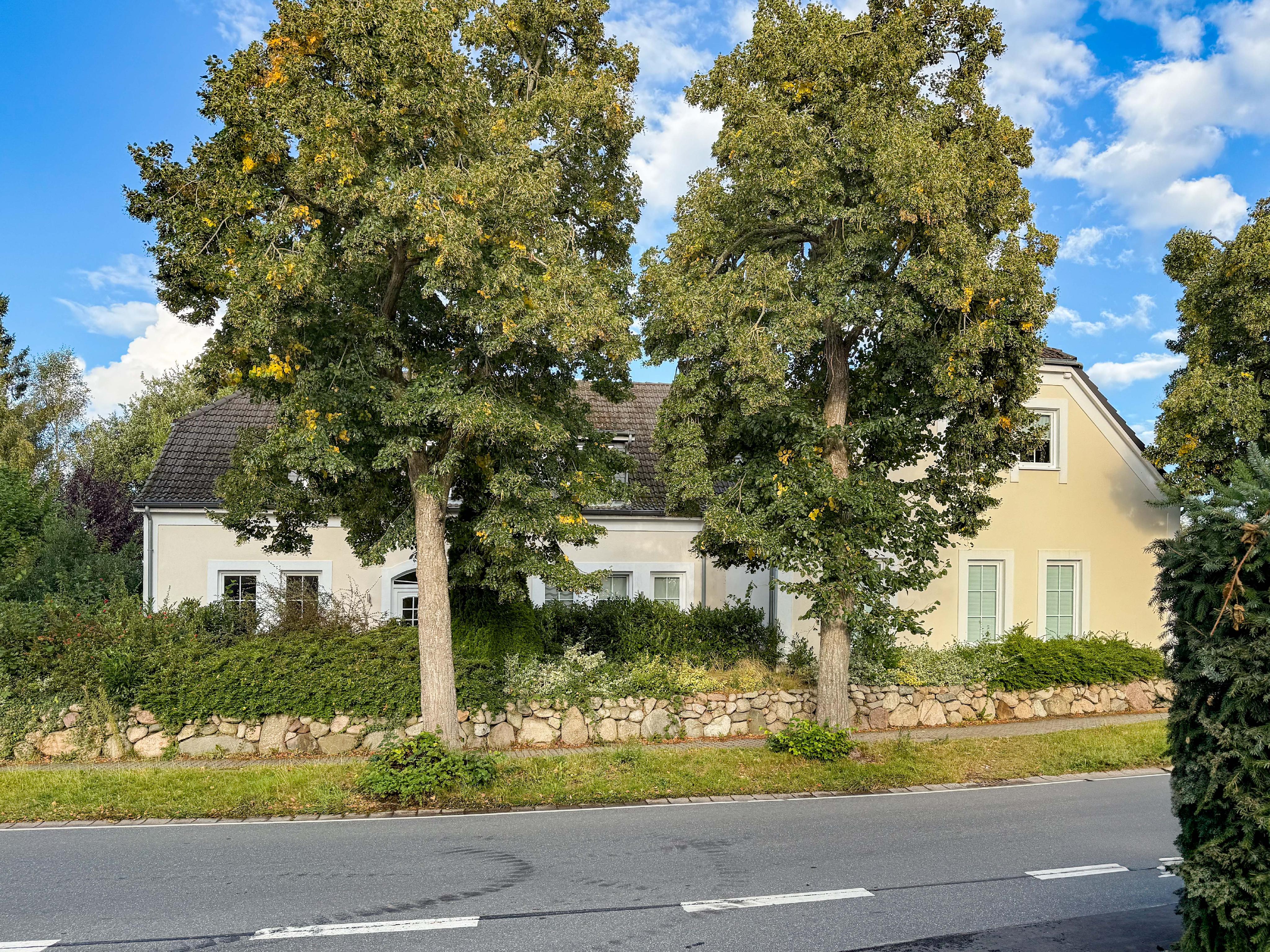 Vor den Toren von Eckernförde: Hochwertig renovierte Dachgeschosswohnung im historischen Lindenhof in Fleckeby