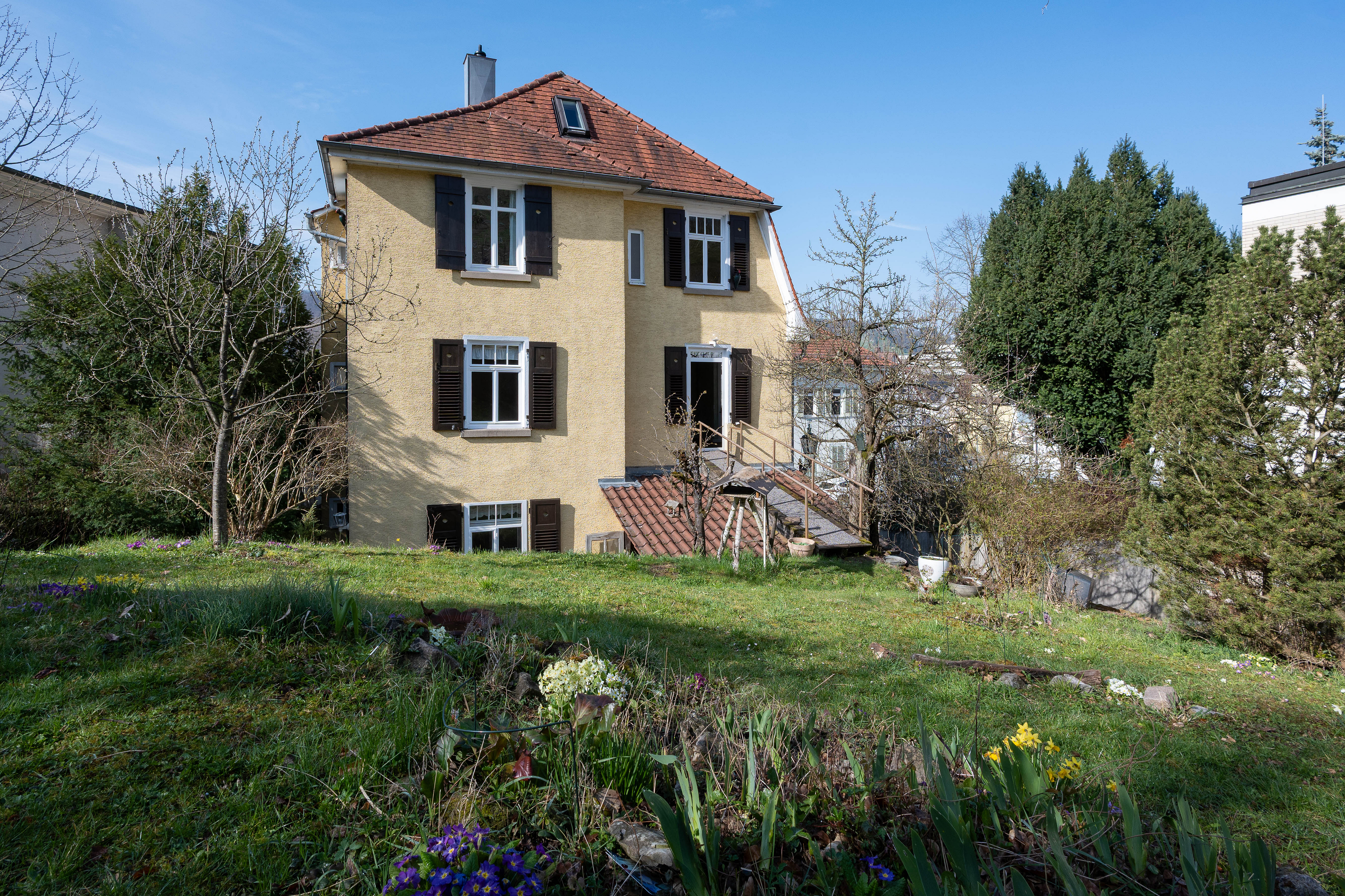 3,5 Zimmer-Wohnung in einer historischen Villa mit Aussicht