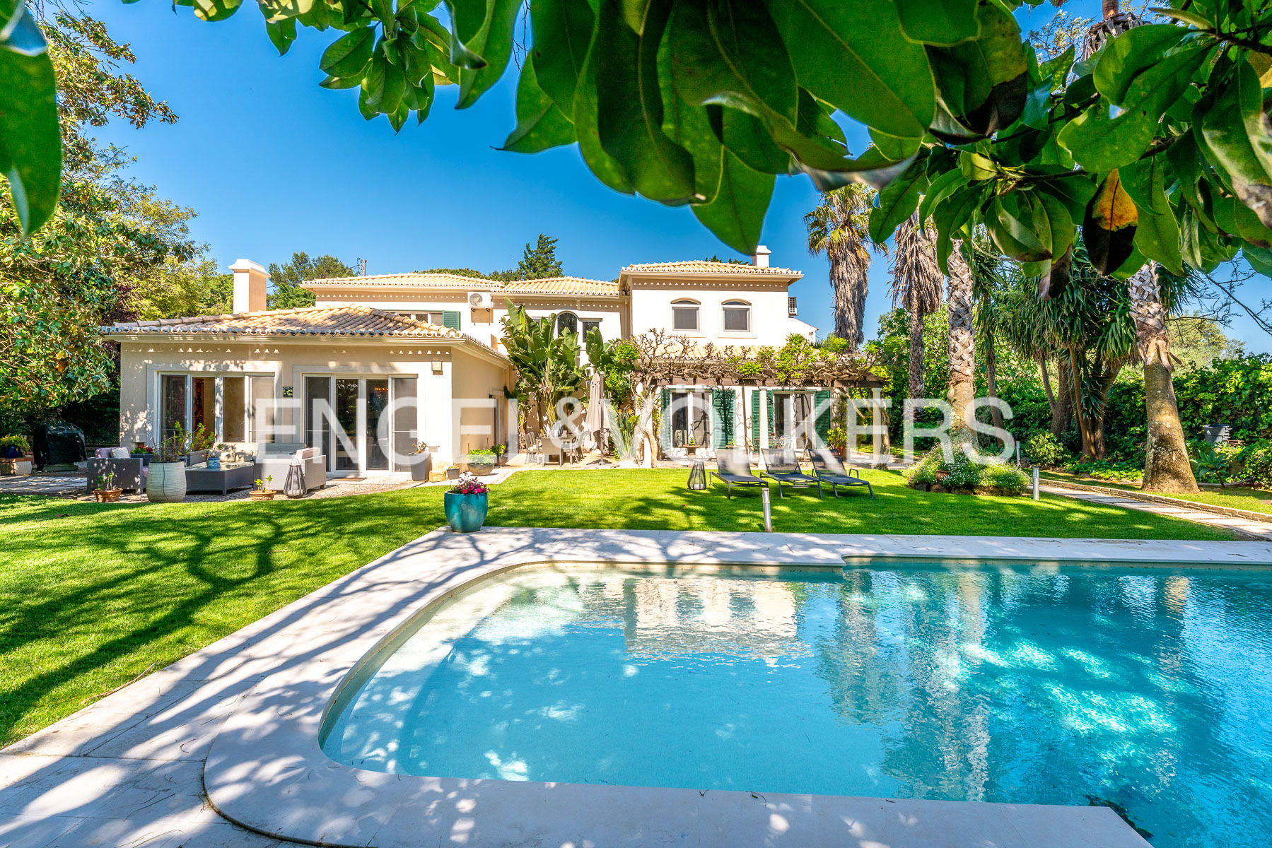 Exclusive 6-Bedroom Villa in Birre