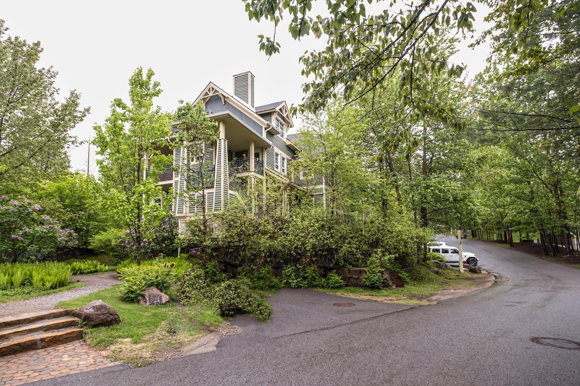 Tremblant-les-Eaux : superbe 3 bedroom unit on 2 levels