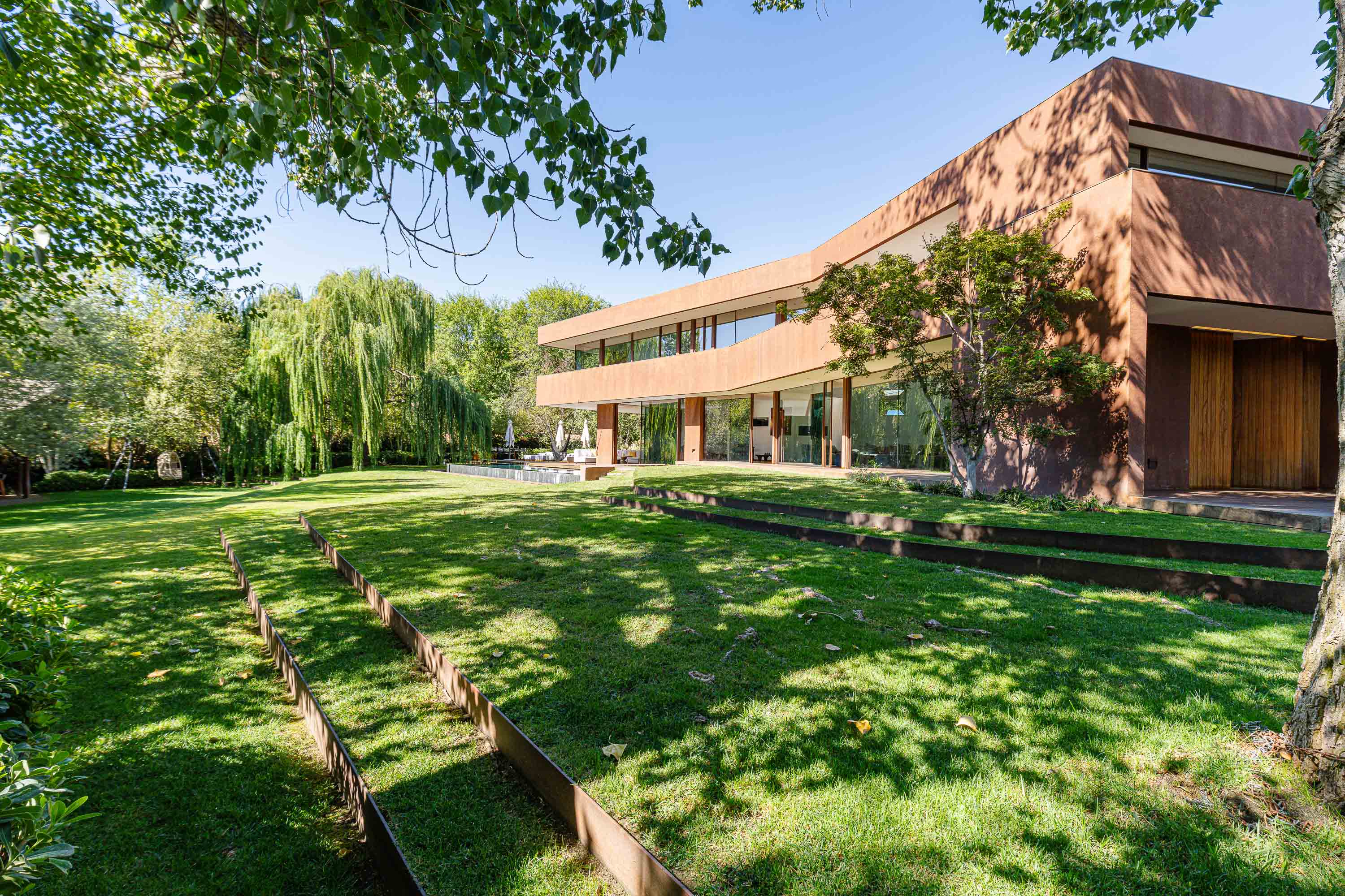 Exclusivity and Design in Boadilla del Monte