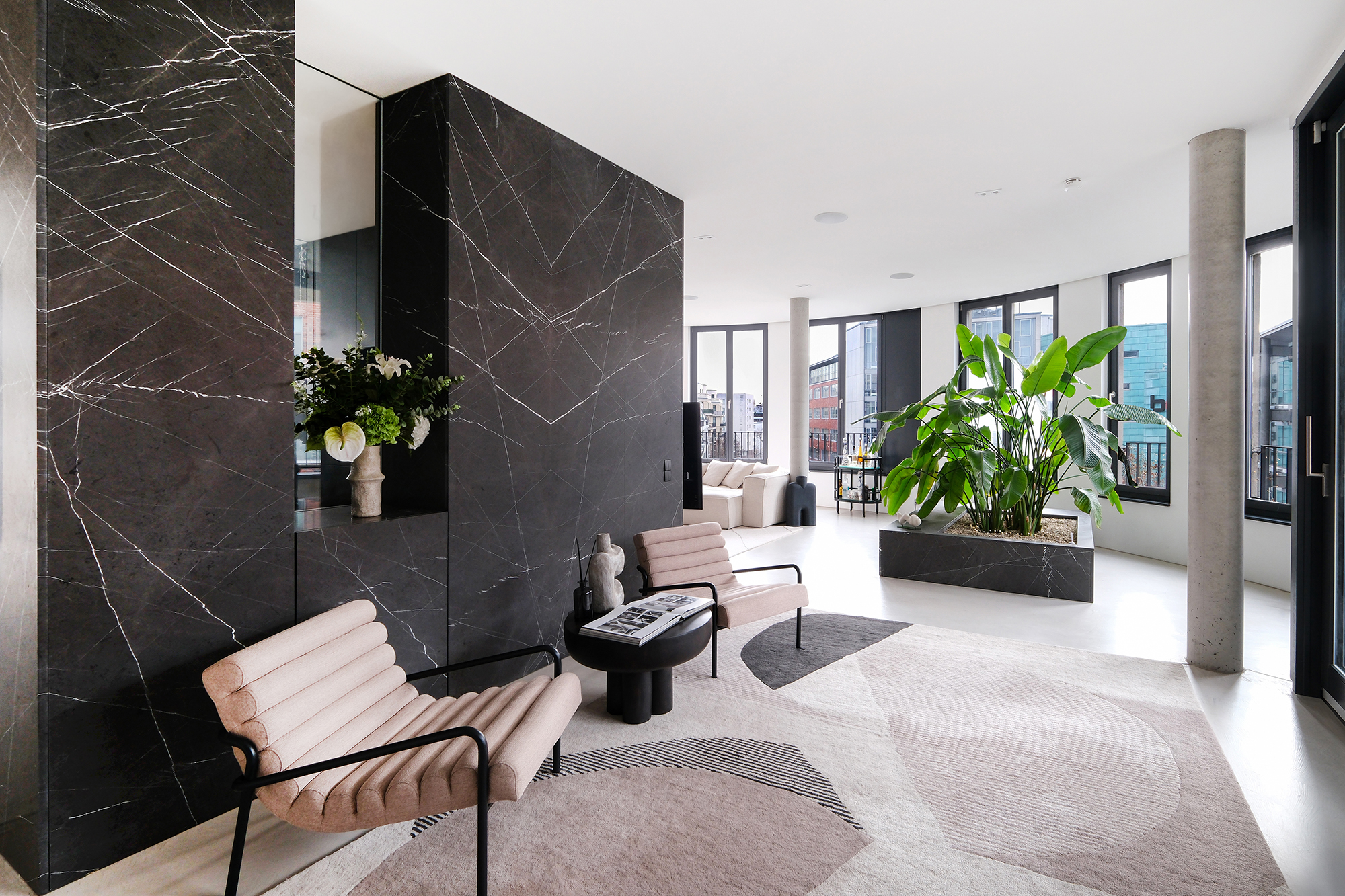 Ein Statement in Mitte:  Design-Maisonette mit vier Terrassen