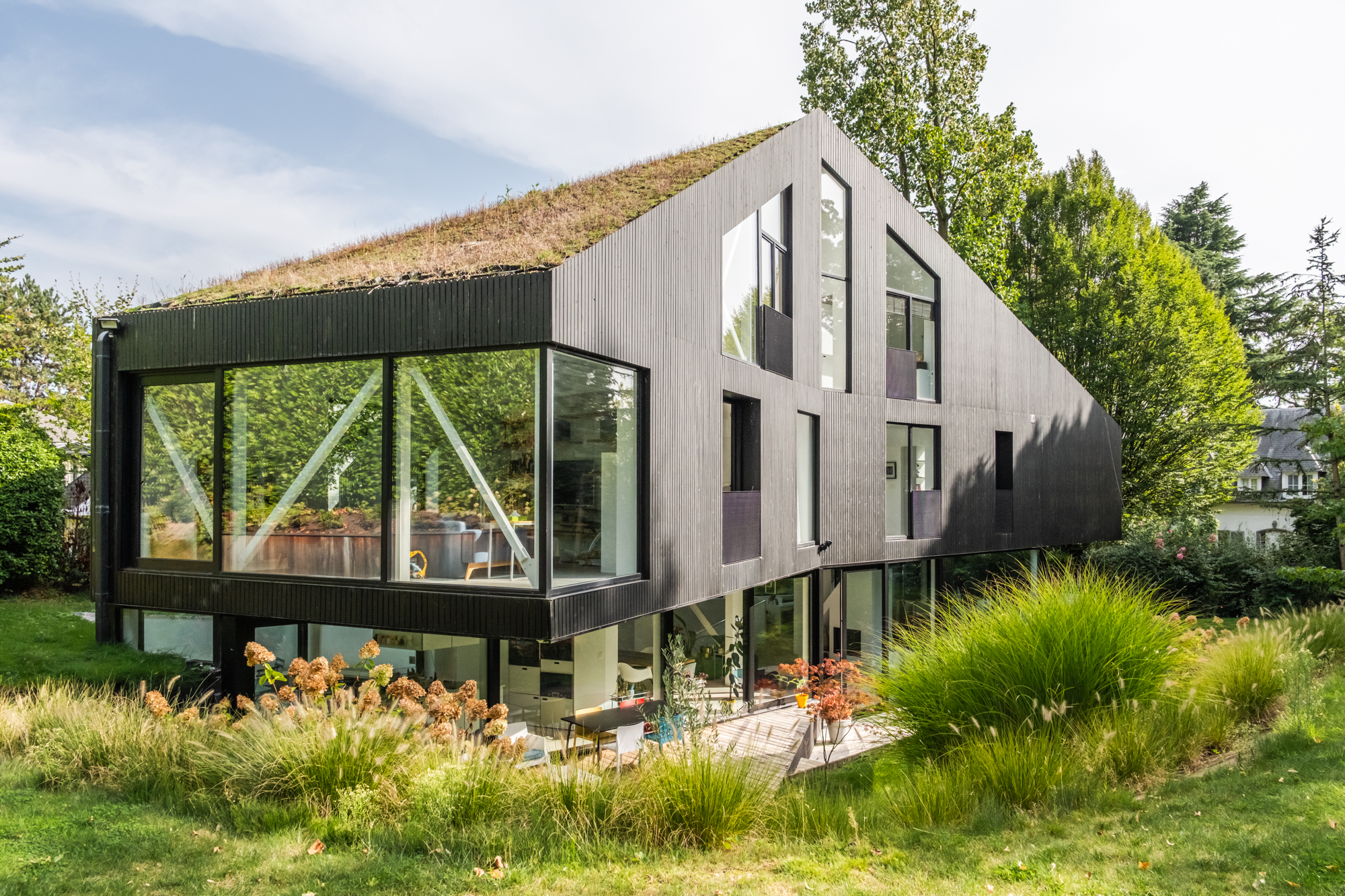 Bekroonde architectenvilla, badend in licht en omgeven door natuur