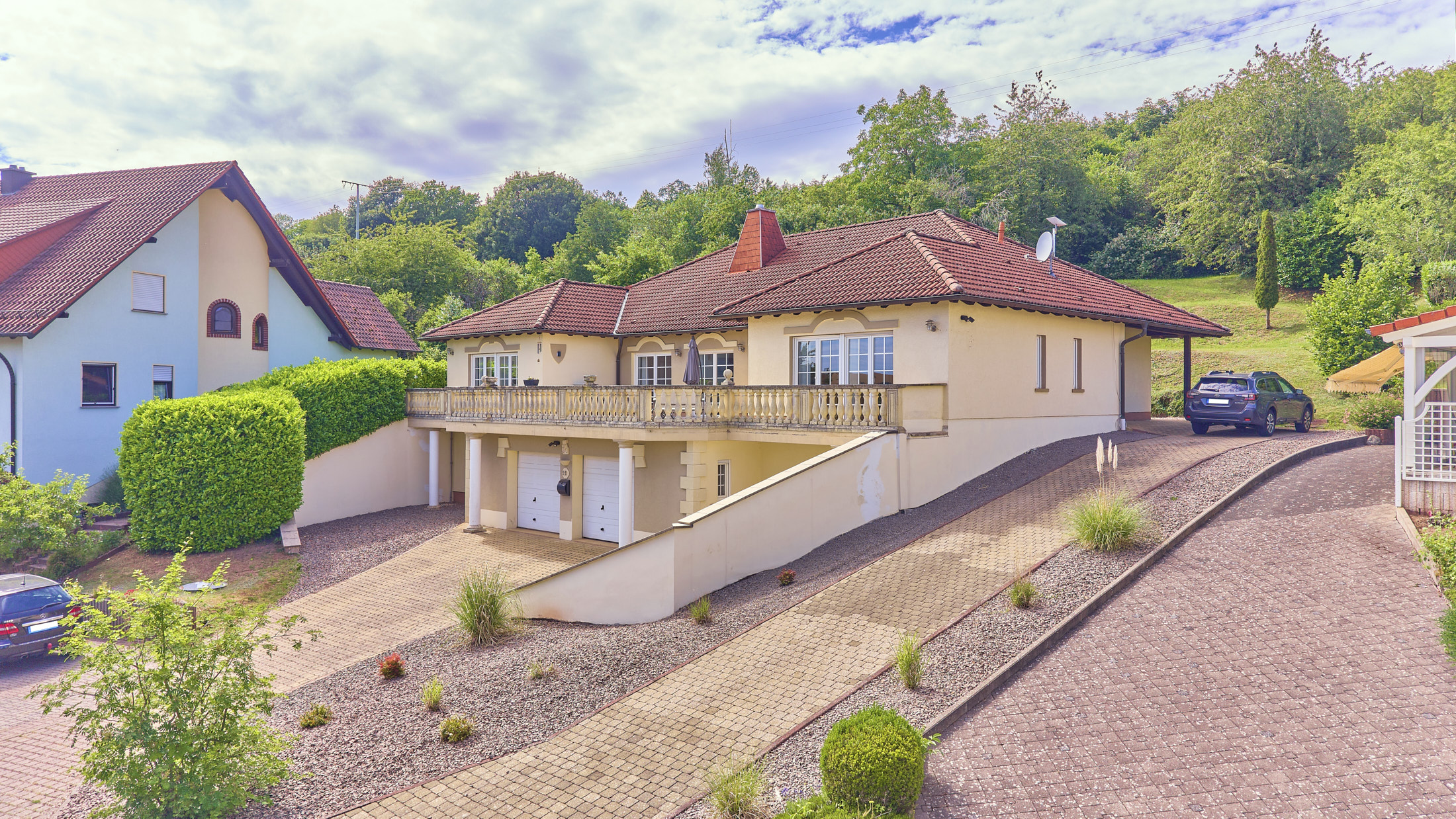 Großzügiges Wohnen mit Panoramablick: Freistehendes Einfamilienhaus mit Traumterrasse