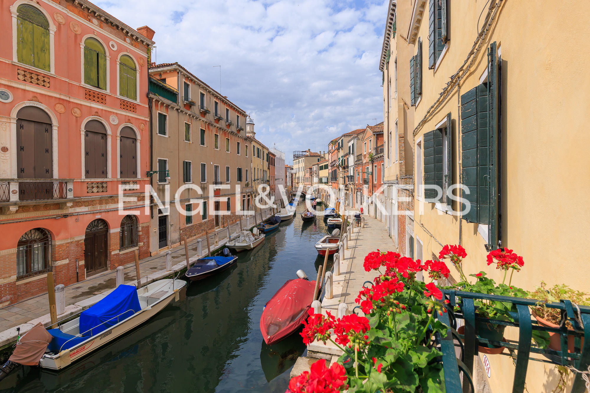 Spacious apartment with romantic canal view