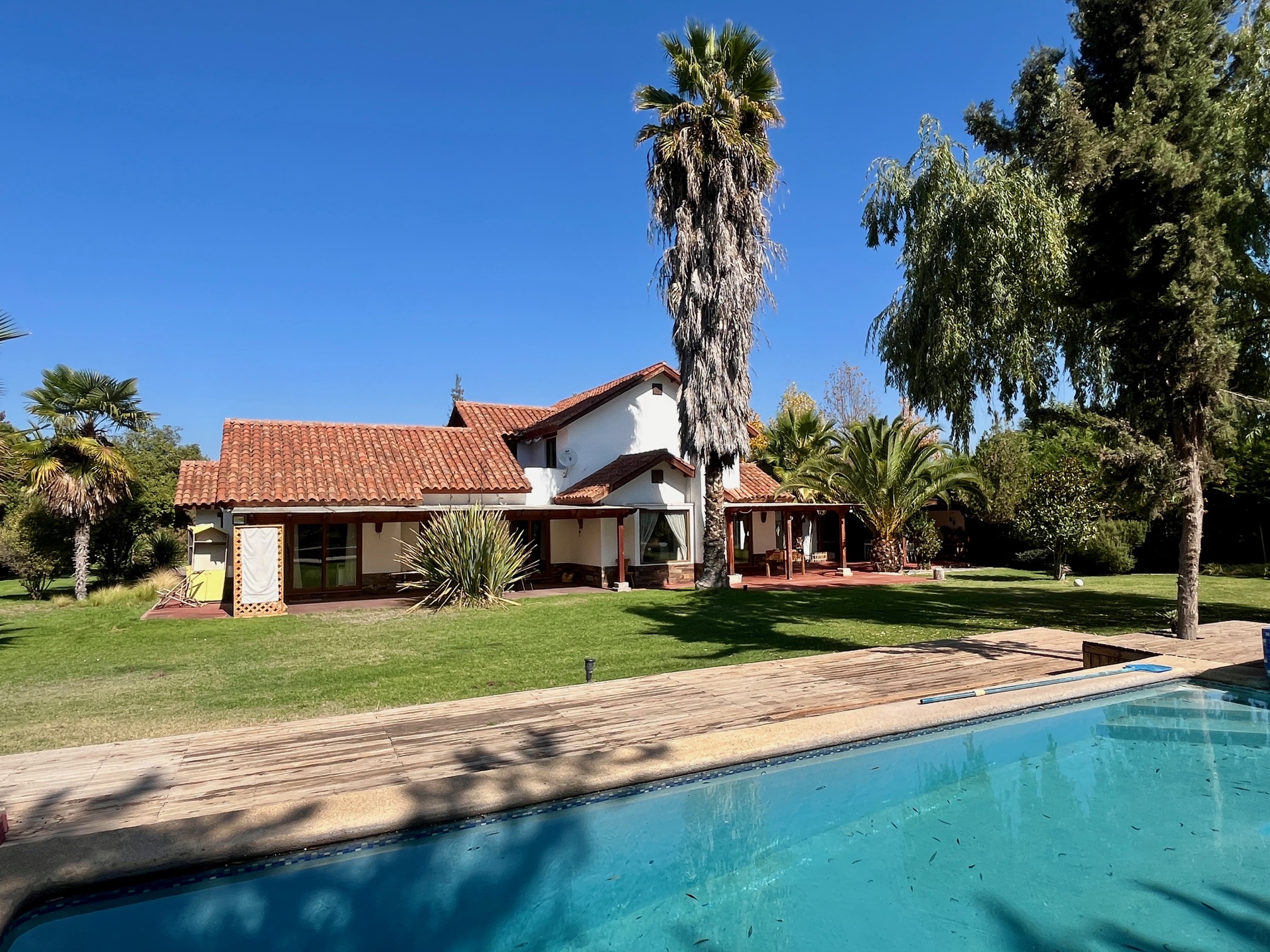 Casa calle interior con gran jardín, piscina y quincho