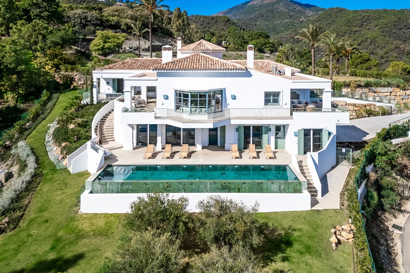 El Madroñal: Charming new built villa with panoramic views