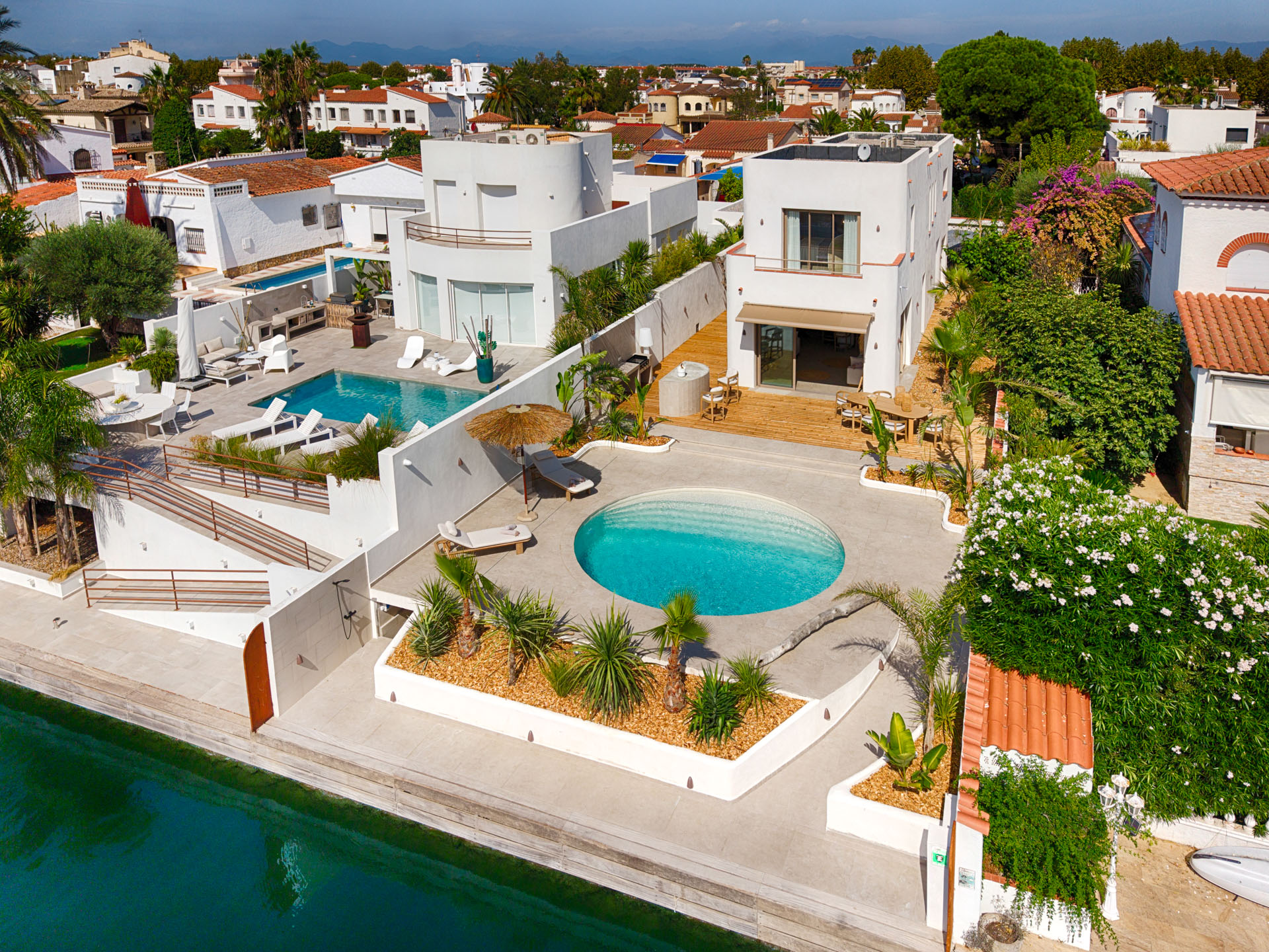 Magnífica vila contemporània a Empuriabrava amb amarratge privat