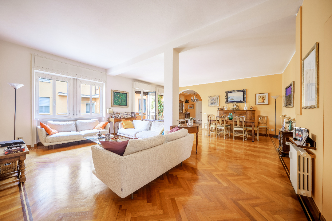 Spacious apartment with balconies in via Menotti
