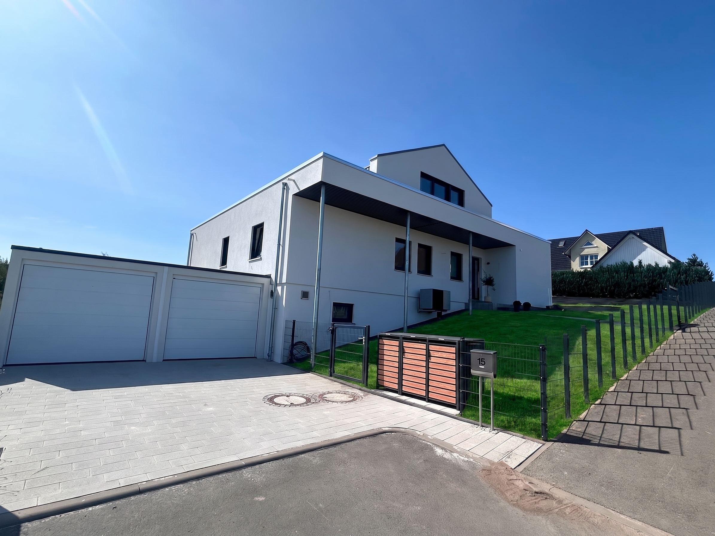 Elegantes Anwesen in Schleiz: Modernes 5-Zimmer-Haus mit Garten,  Sauna und Doppelgarage – naturnahe Ruhe trifft Wohnkomfort.