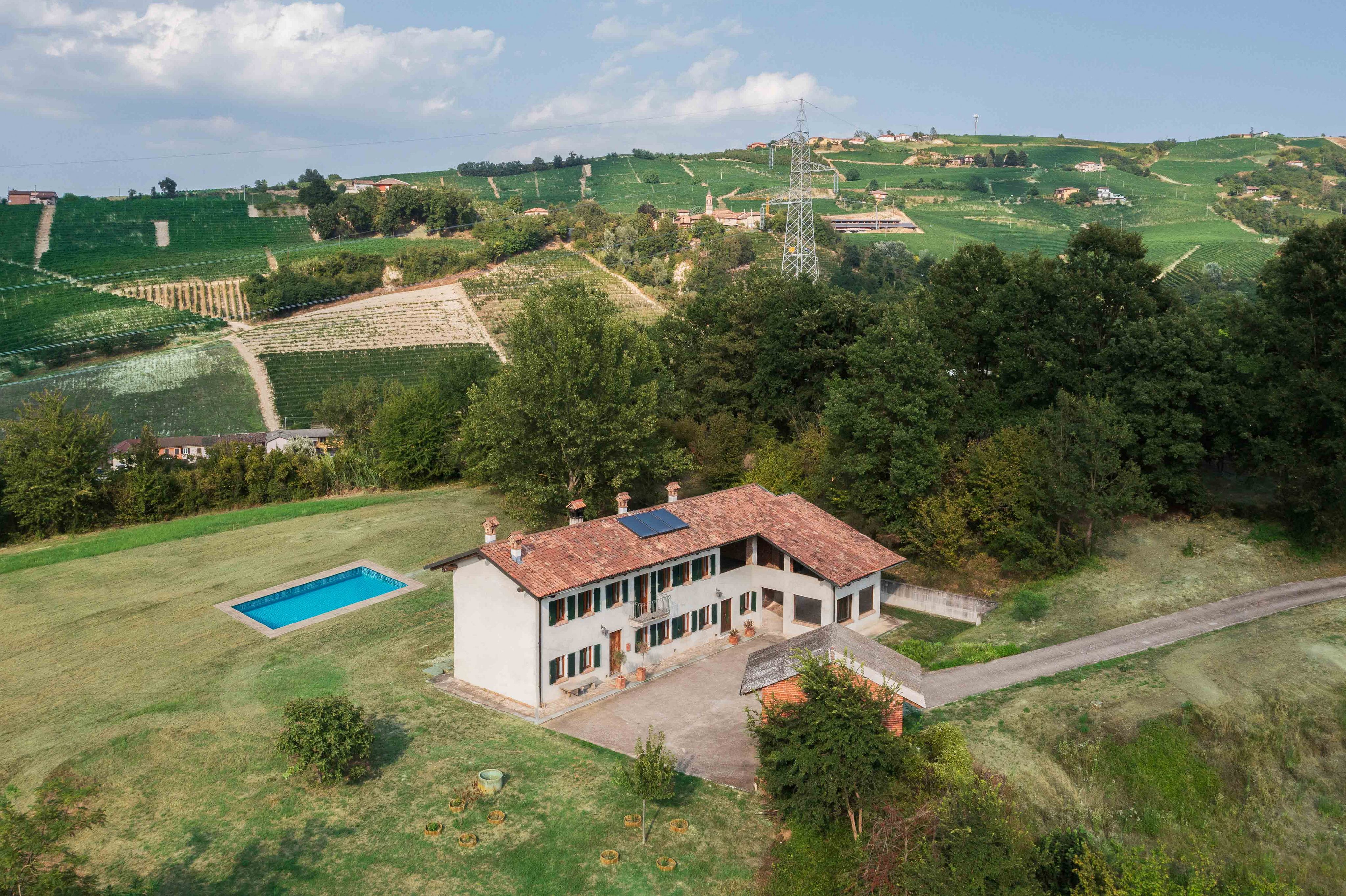 Typical country house among Neive’s vineyards
