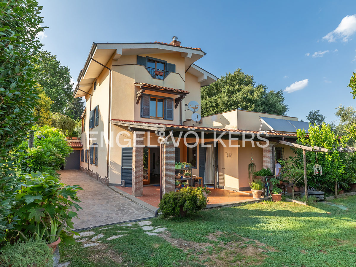 Elegant and exclusive semi-detached villa with garden and pool in San Cesareo