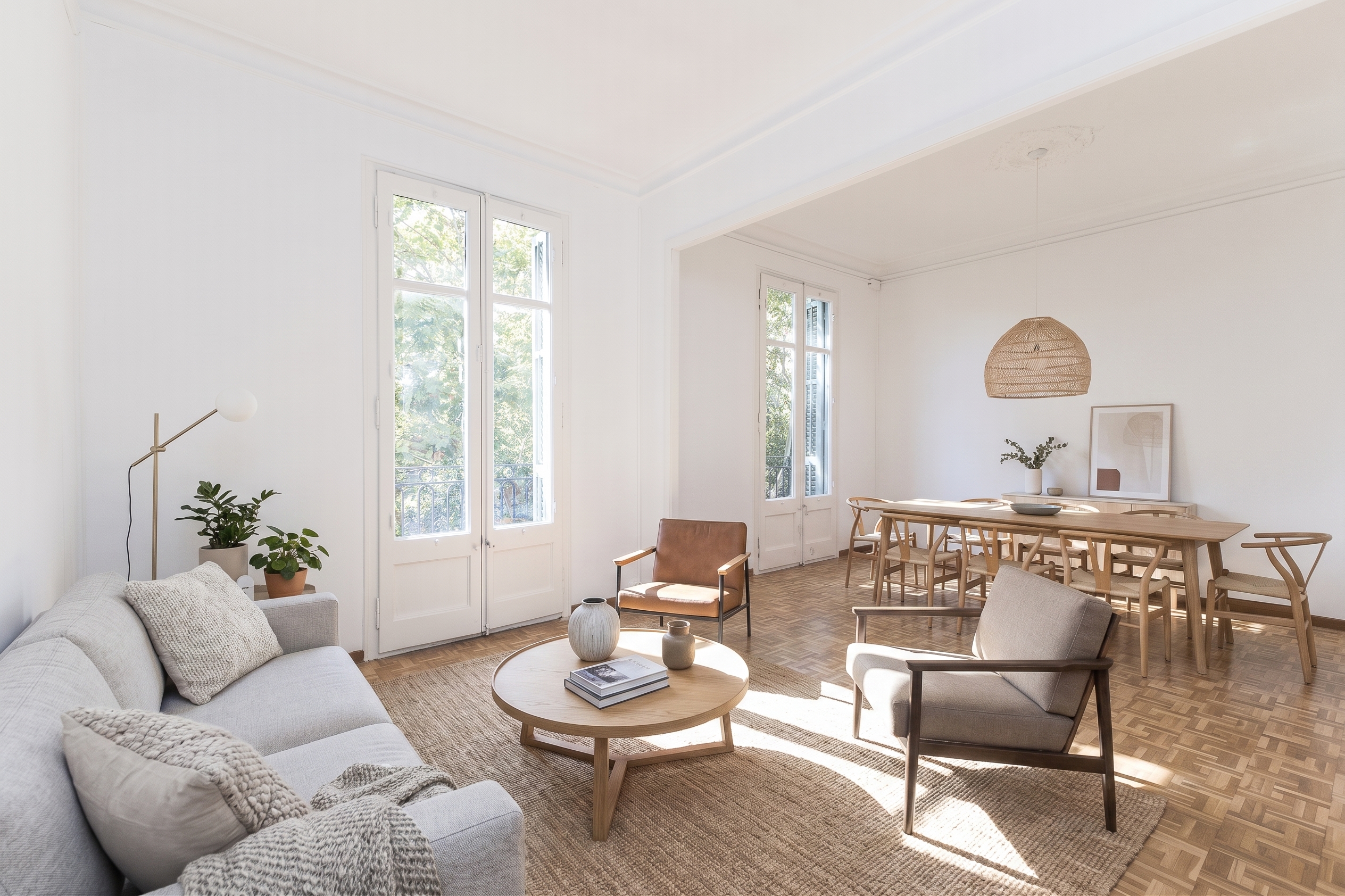 Cozy apartment in a stately building on Diputació Street [AI-modified]