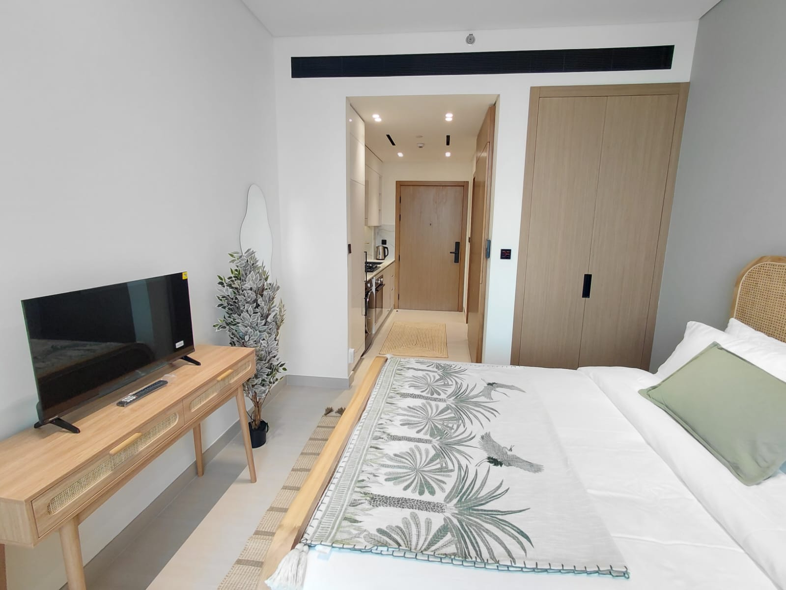 12 Cheques | Move In Ready | Modern