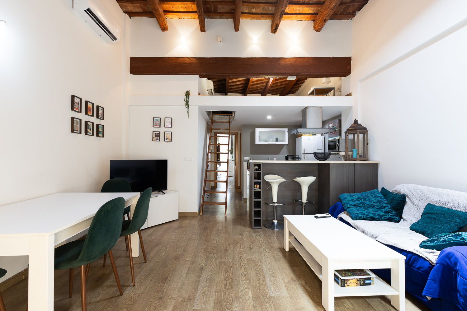Bright apartment with wooden beams in the historic center