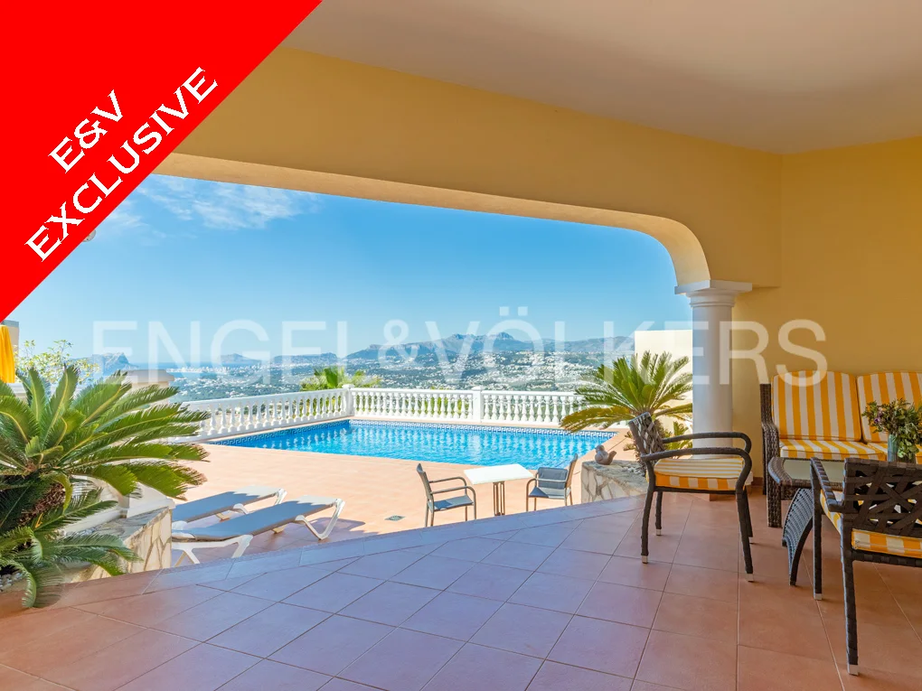 Villa with unobstructed panoramic sea view
