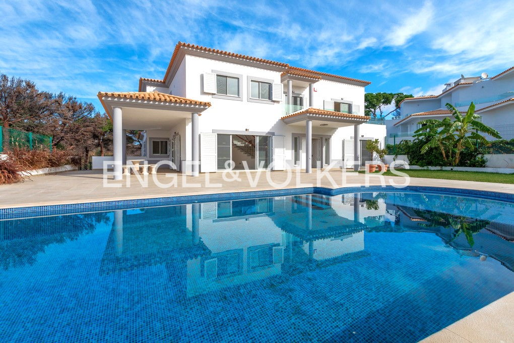 Spacious and Beautifully Renovated 5-bedroom Villa in Vilas Alvas, Almancil