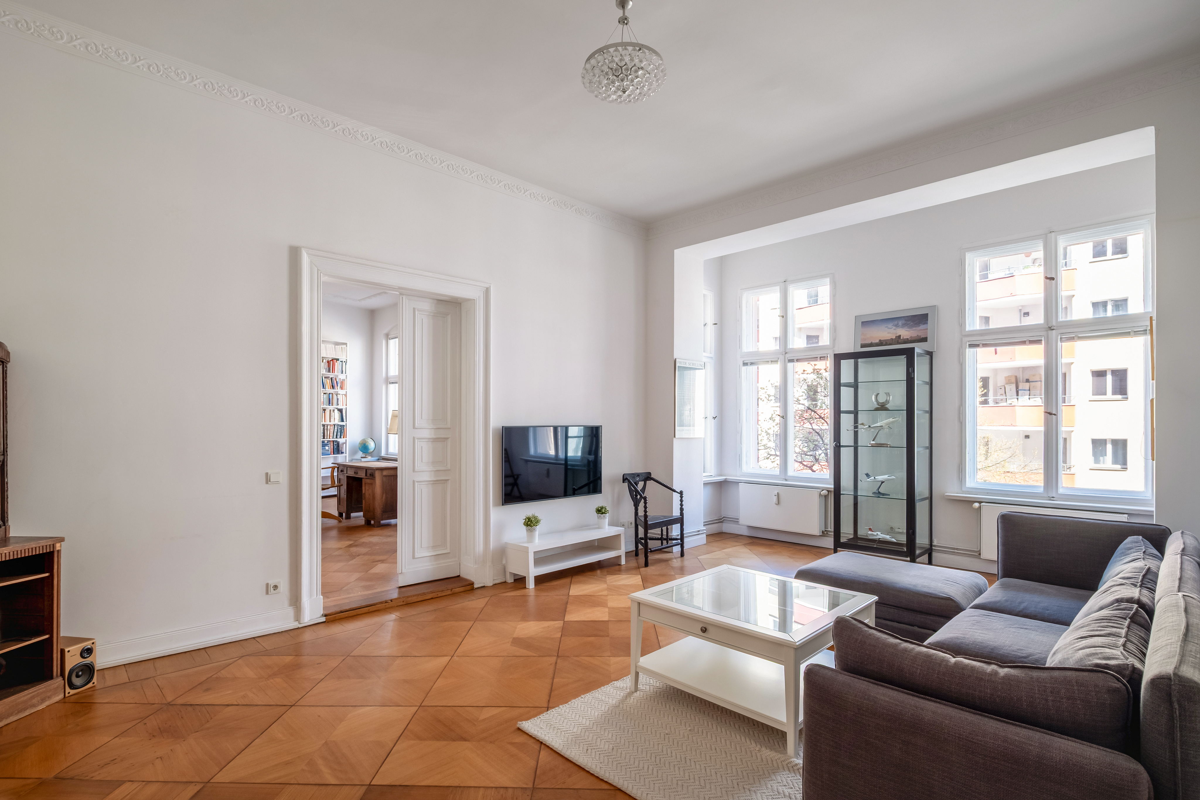 Elegant Beletage Apartment in a Listed Building near Winterfeldtplatz