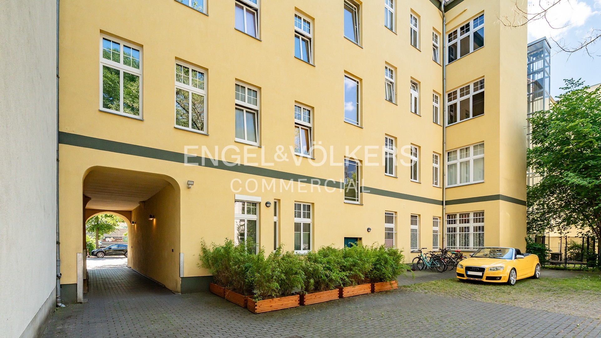 Residential and commercial building divided according to the WEG