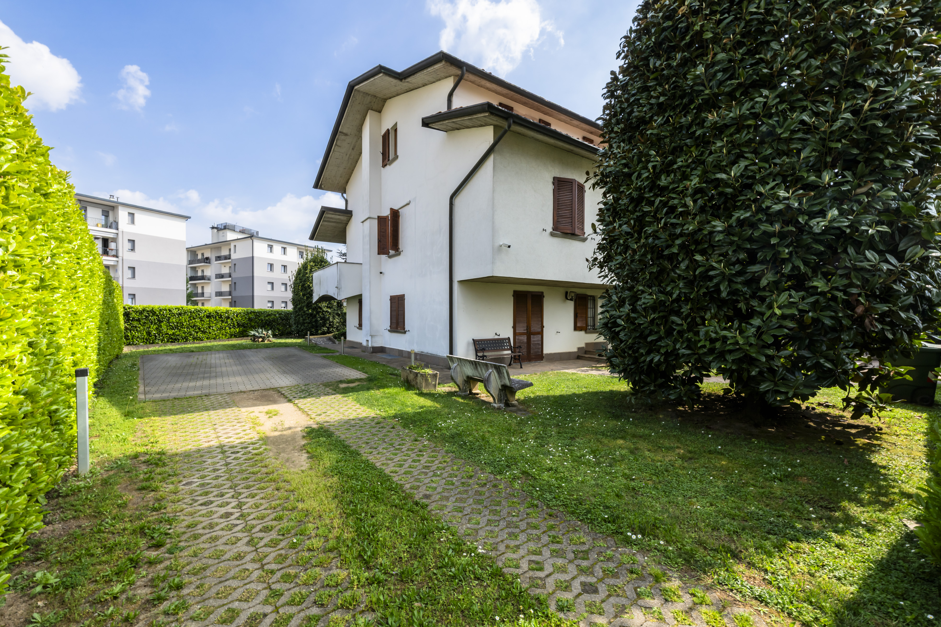 Villa with two independent units and a large private garden