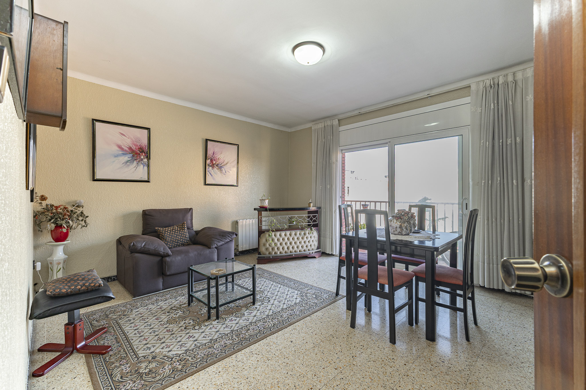 Àmplia apartament de 4 dormitoris a Cornellà de Llobregat, amb ascensor, balcó i gran potencial de renovació al costat de Barcelona