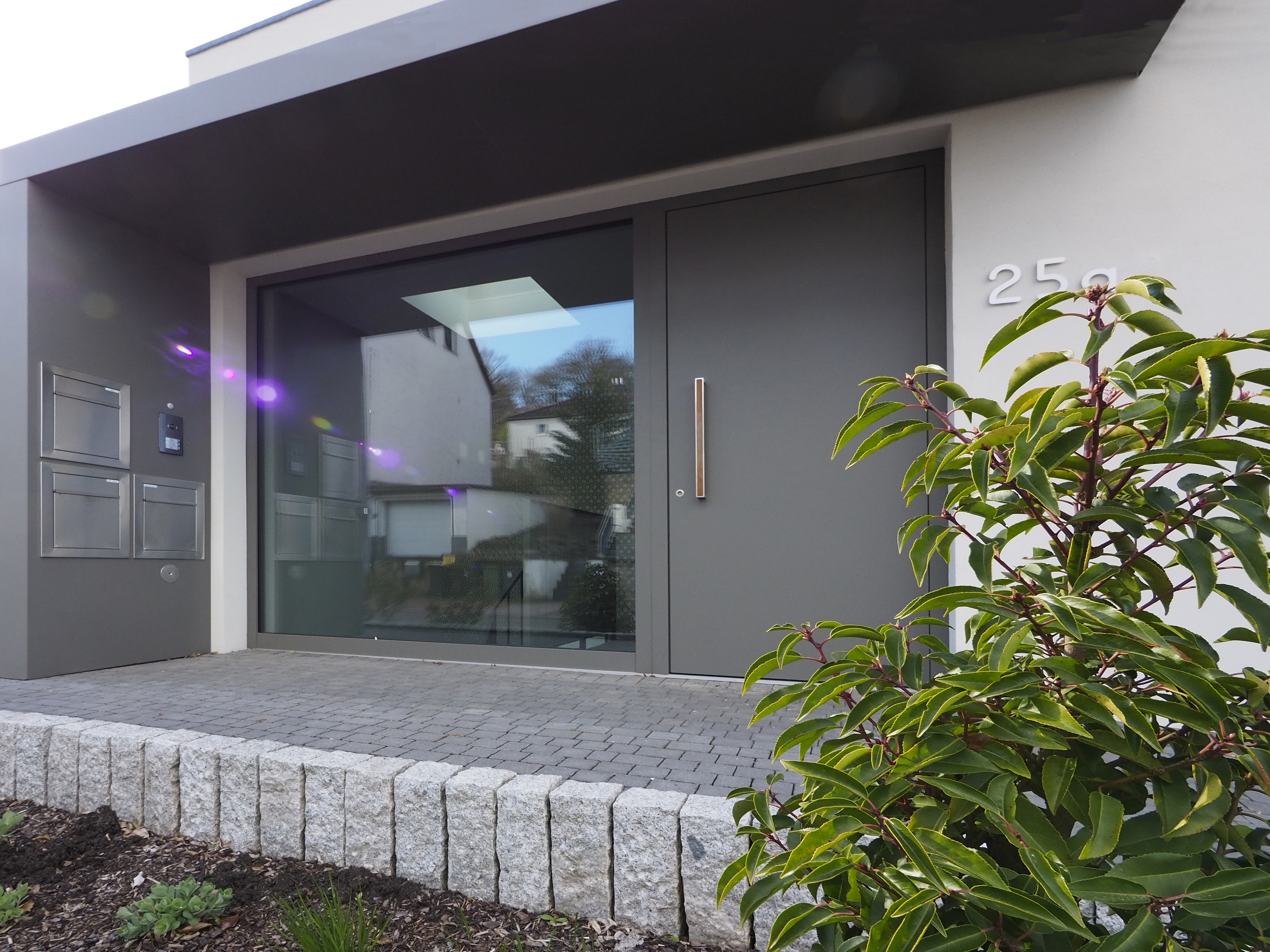 Moderne Neubauwohnung mit eigenem Garten am Güdinger Berg!