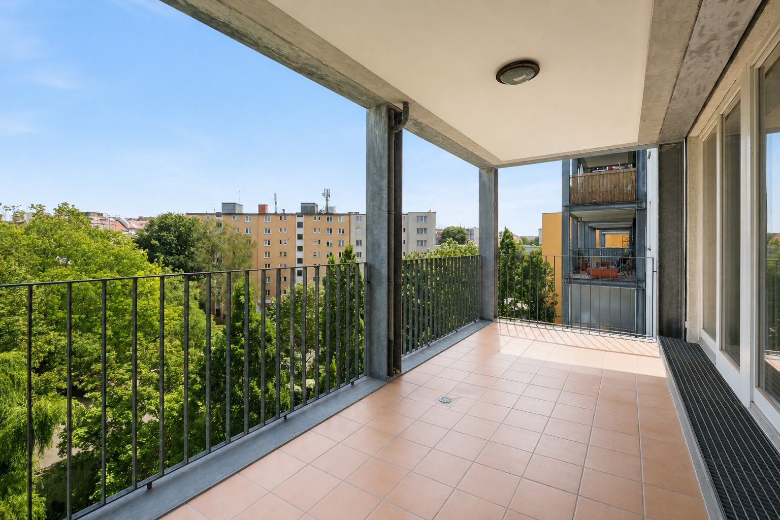 Helle 3-Zimmer-Wohnung mit 16 m² Sonnenbalkon, Aufzug & Tiefgarage