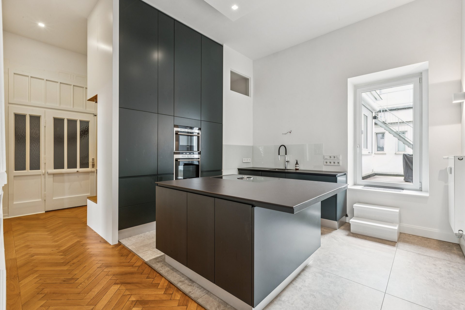Elegant historic apartment in a prime urban location